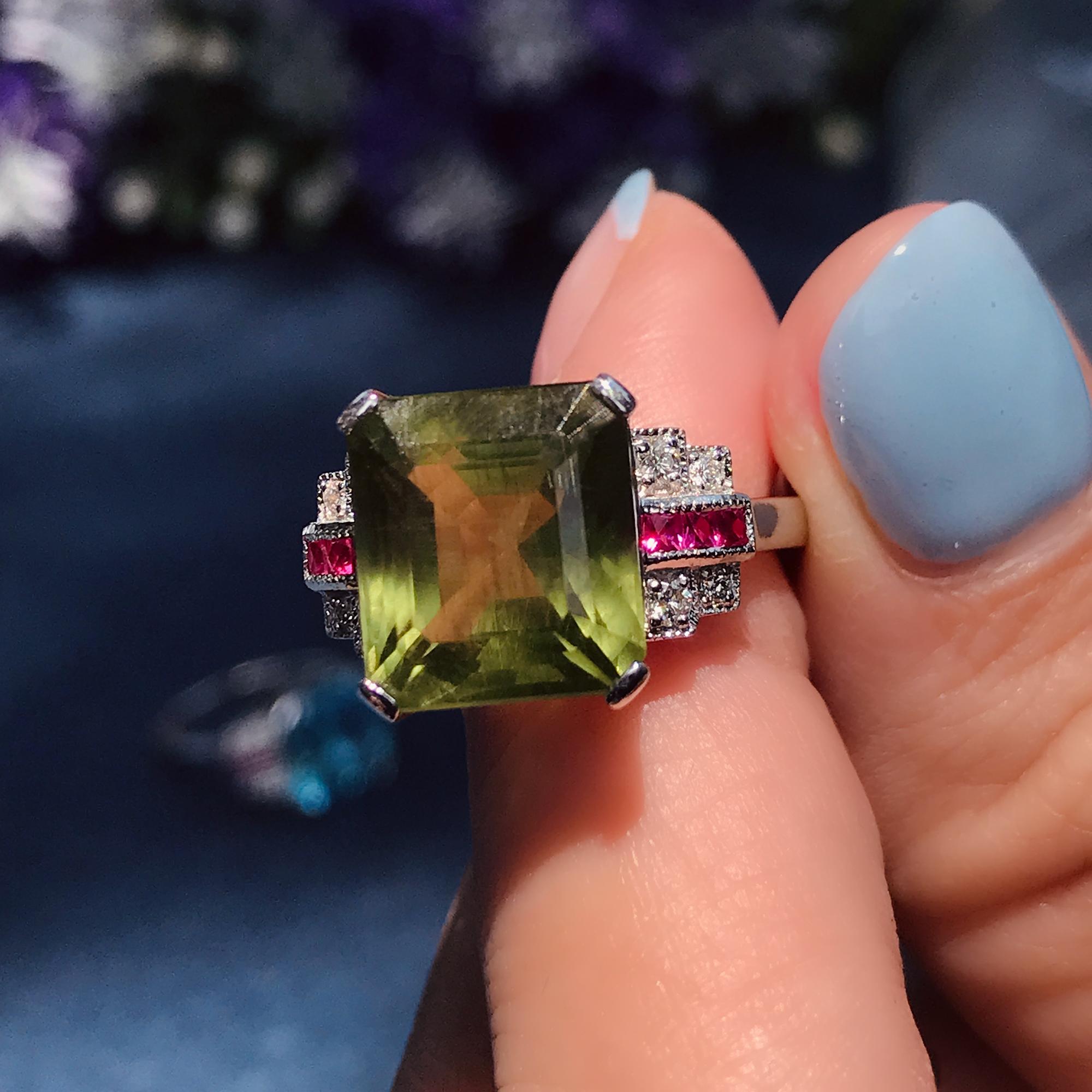 Bague en or blanc 18 carats avec Apatite verte certifiée et diamant Rubis de style Art Deco Pour femmes en vente