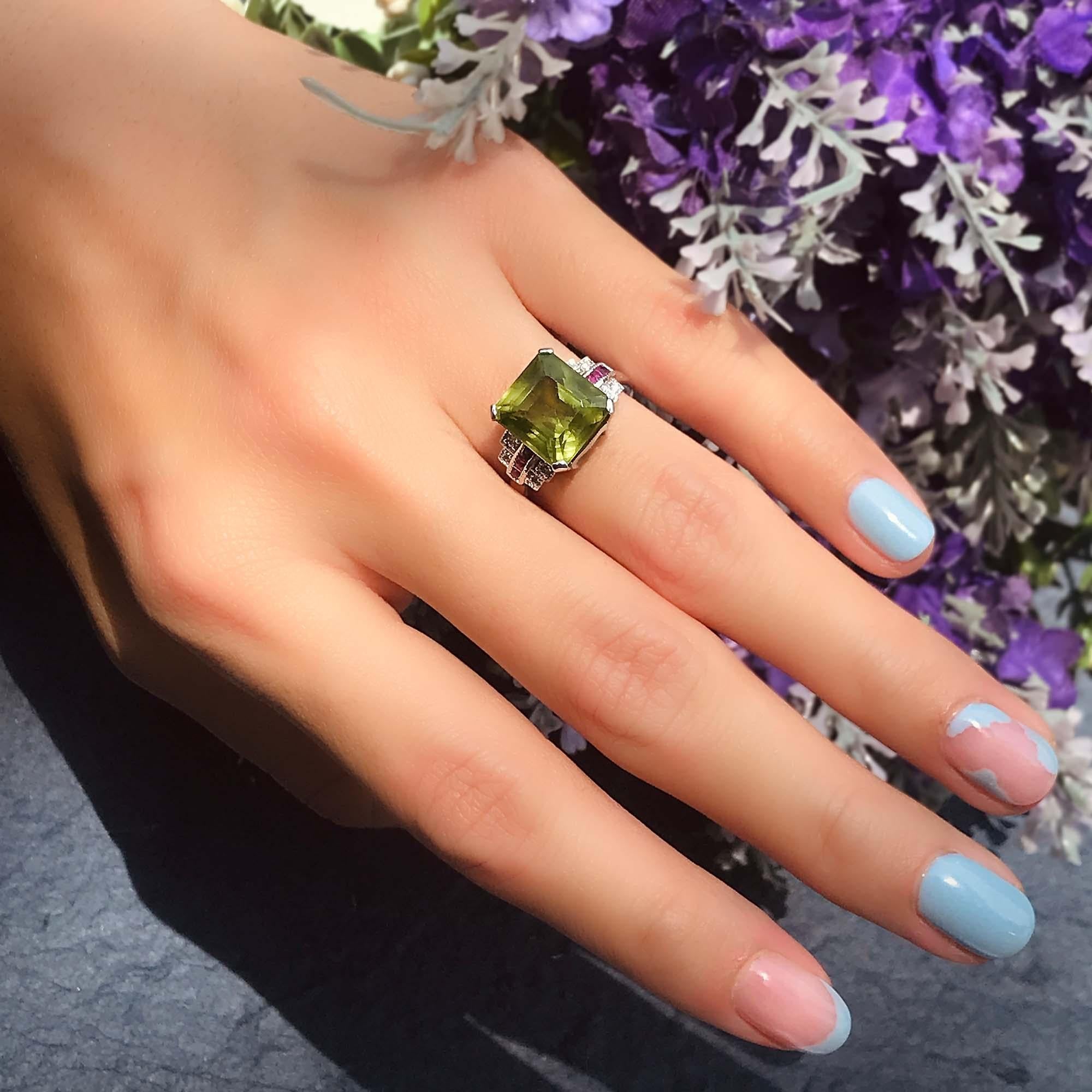 Bague en or blanc 18 carats avec Apatite verte certifiée et diamant Rubis de style Art Deco en vente 1