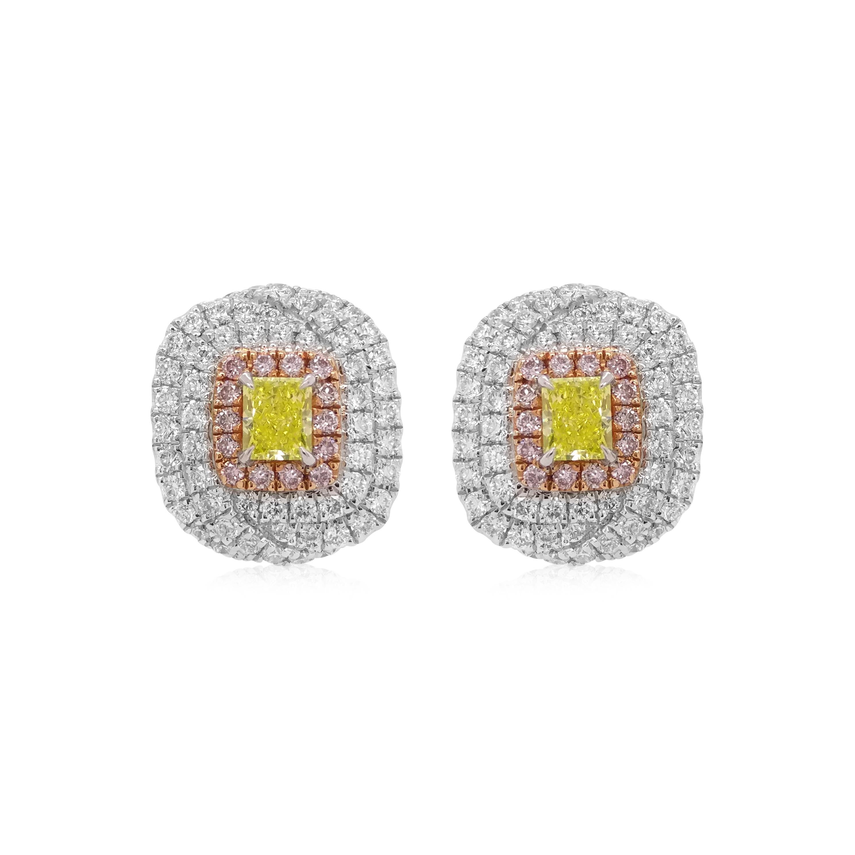 Wunderschöne Ohrstecker mit seltenen natürlichen Diamanten, Fancy Vivid Yellowish Green Diamanten in der Mitte, geschmückt mit schönen rosa Diamanten und weißen Diamanten.
Ein perfektes Stück für die Weihnachtszeit.
Ganz gleich, ob Sie sich selbst