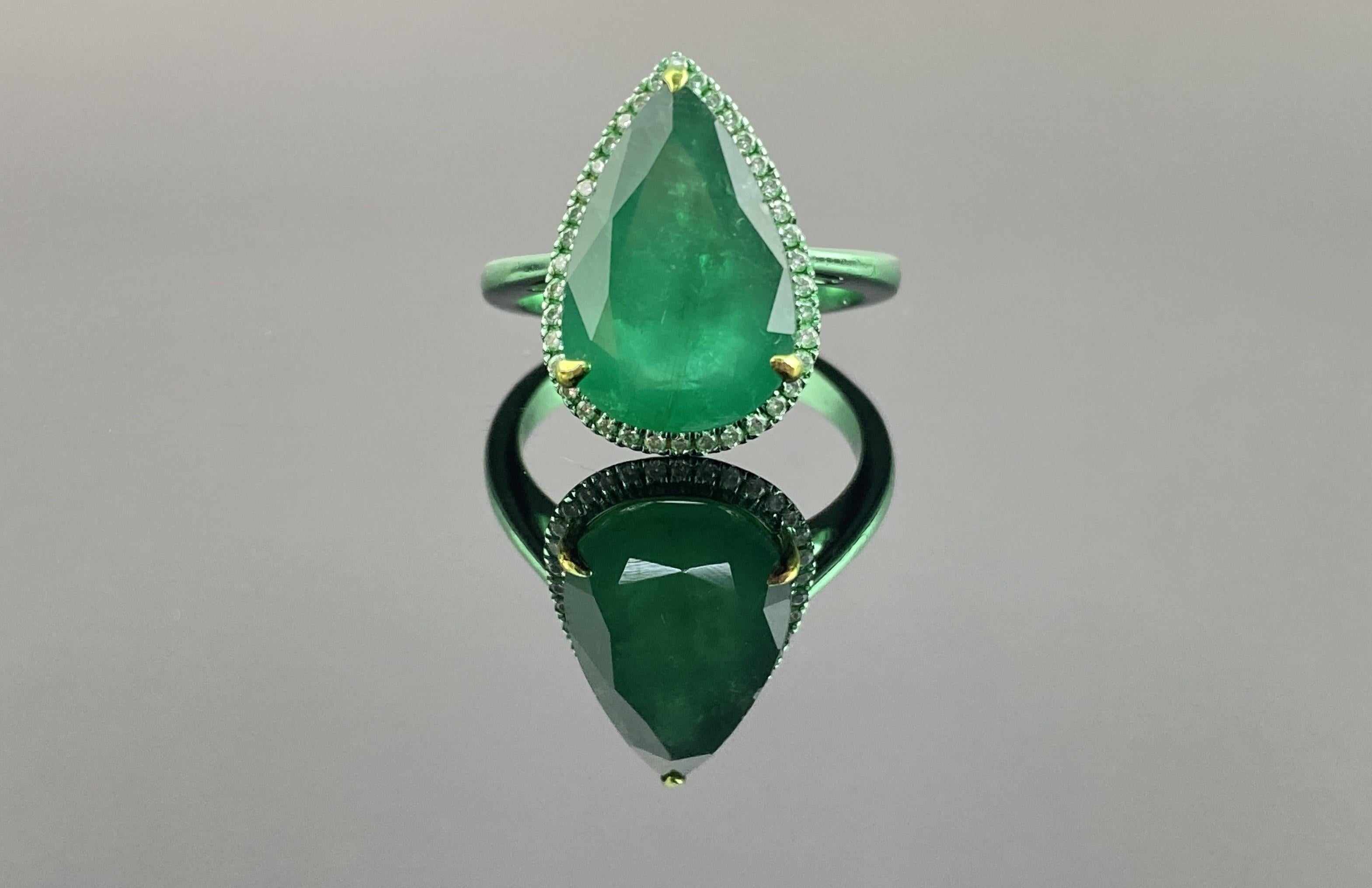 Questo splendido anello, che pesa 6,76 grammi, mostra un  smeraldo naturale dello Zambia, tagliato alla perfezione a forma di pera, misura 16,4 x 11,6 mm e pesa ben 7,59 carati. Lo smeraldo è accentuato da 42 diamanti a taglio rotondo (0,19 carati),