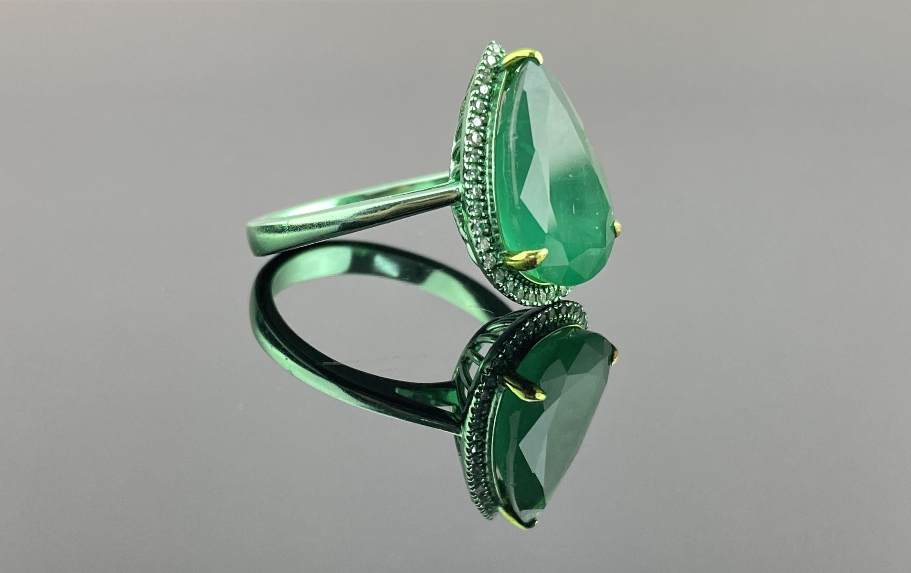 Modernista Anello Cocktail con smeraldo e diamante certificato in oro bianco 18 carati e smalto verde da 7,59 carati in vendita
