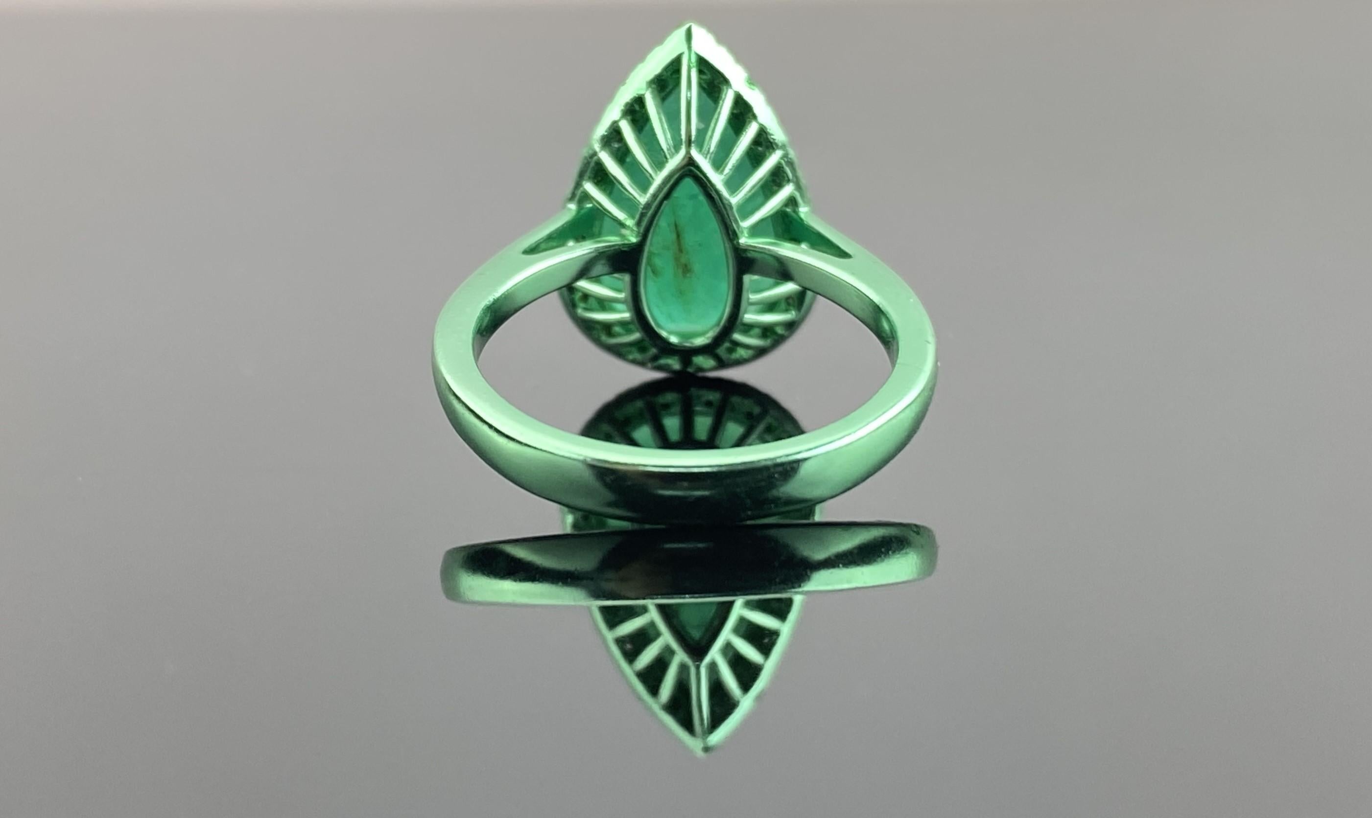 Anello Cocktail con smeraldo e diamante certificato in oro bianco 18 carati e smalto verde da 7,59 carati In condizioni Nuovo in vendita a Bangkok, Thailand