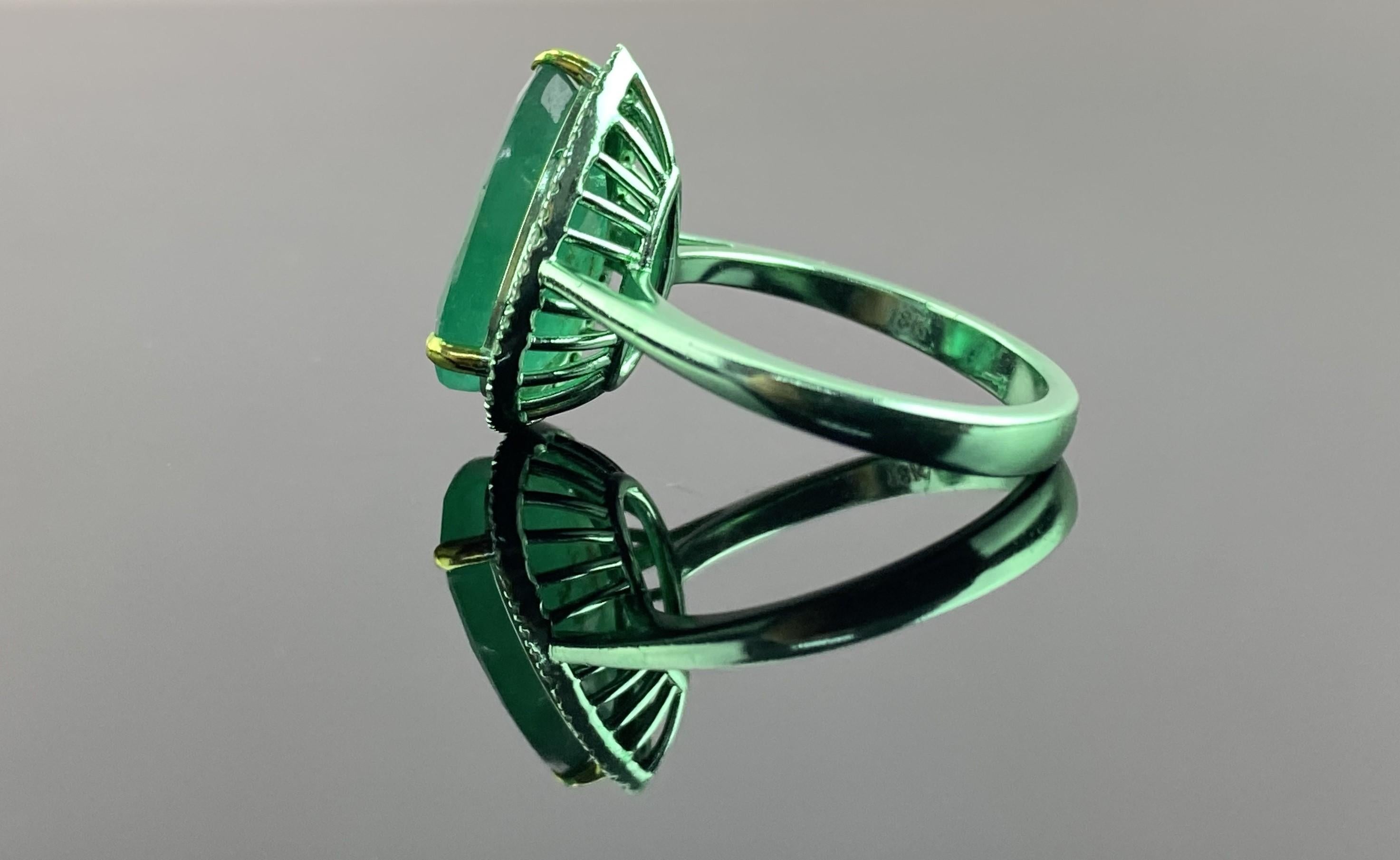 da uomo o donna Anello Cocktail con smeraldo e diamante certificato in oro bianco 18 carati e smalto verde da 7,59 carati in vendita