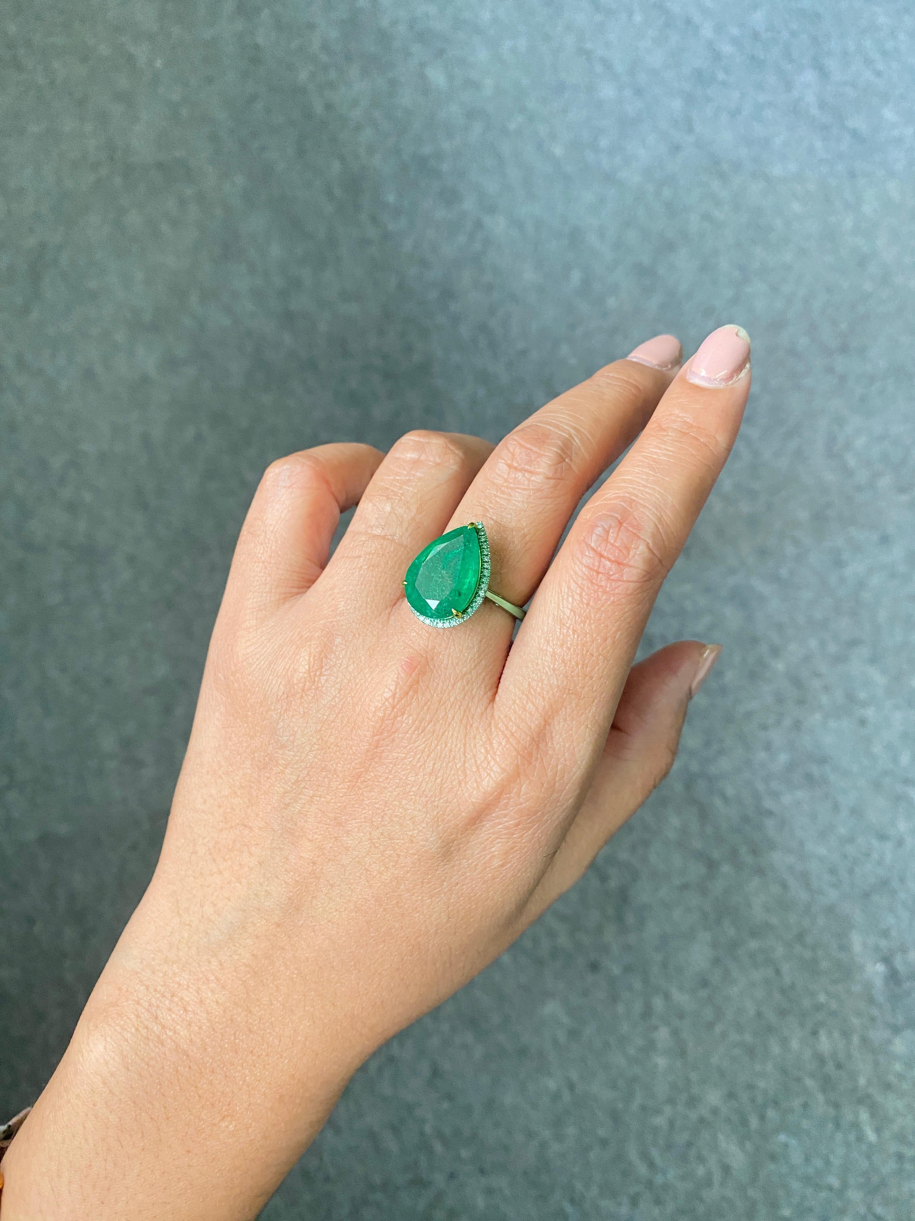 Anello Cocktail con smeraldo e diamante certificato in oro bianco 18 carati e smalto verde da 7,59 carati in vendita 1