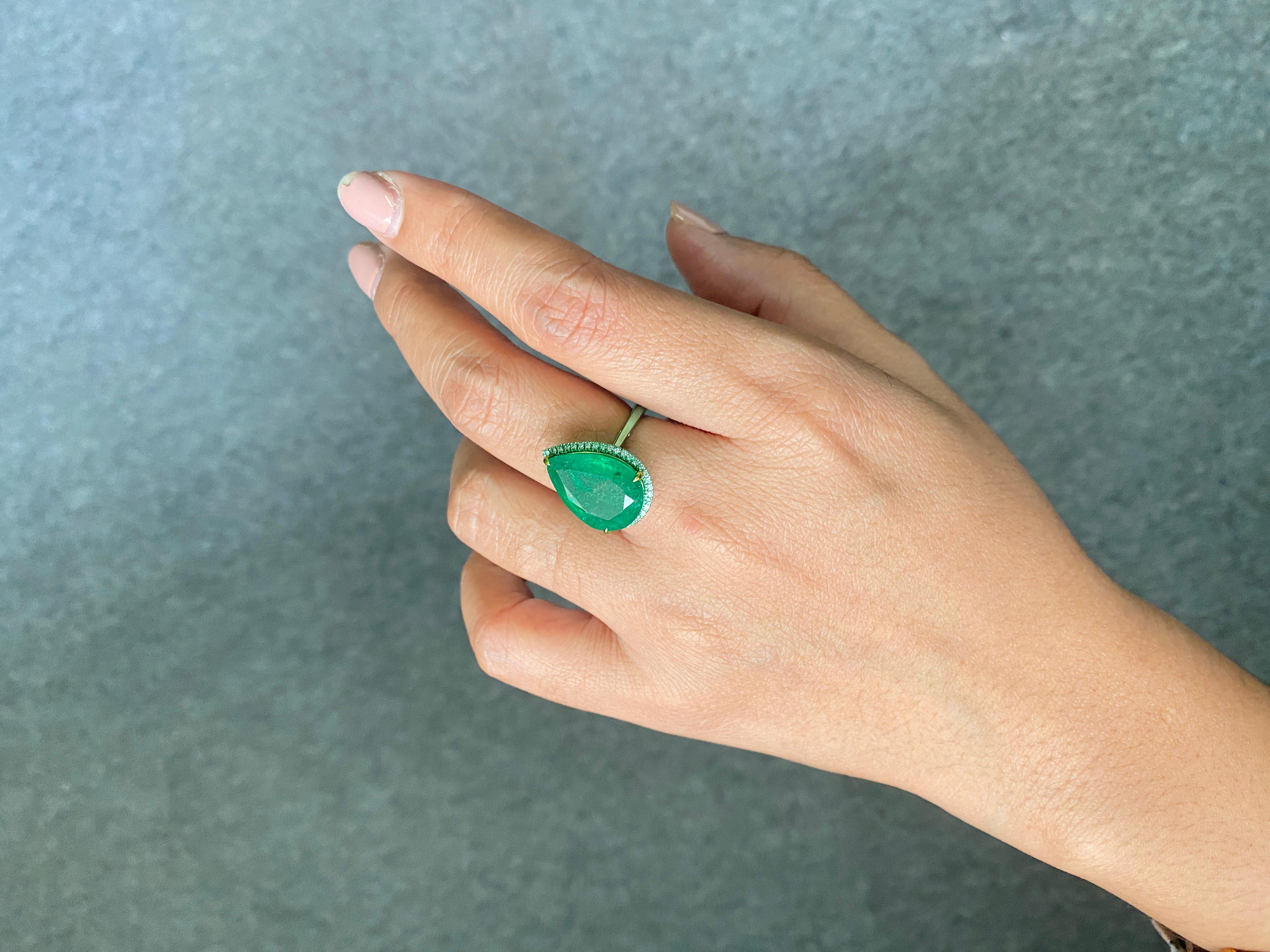 Anello Cocktail con smeraldo e diamante certificato in oro bianco 18 carati e smalto verde da 7,59 carati in vendita 1