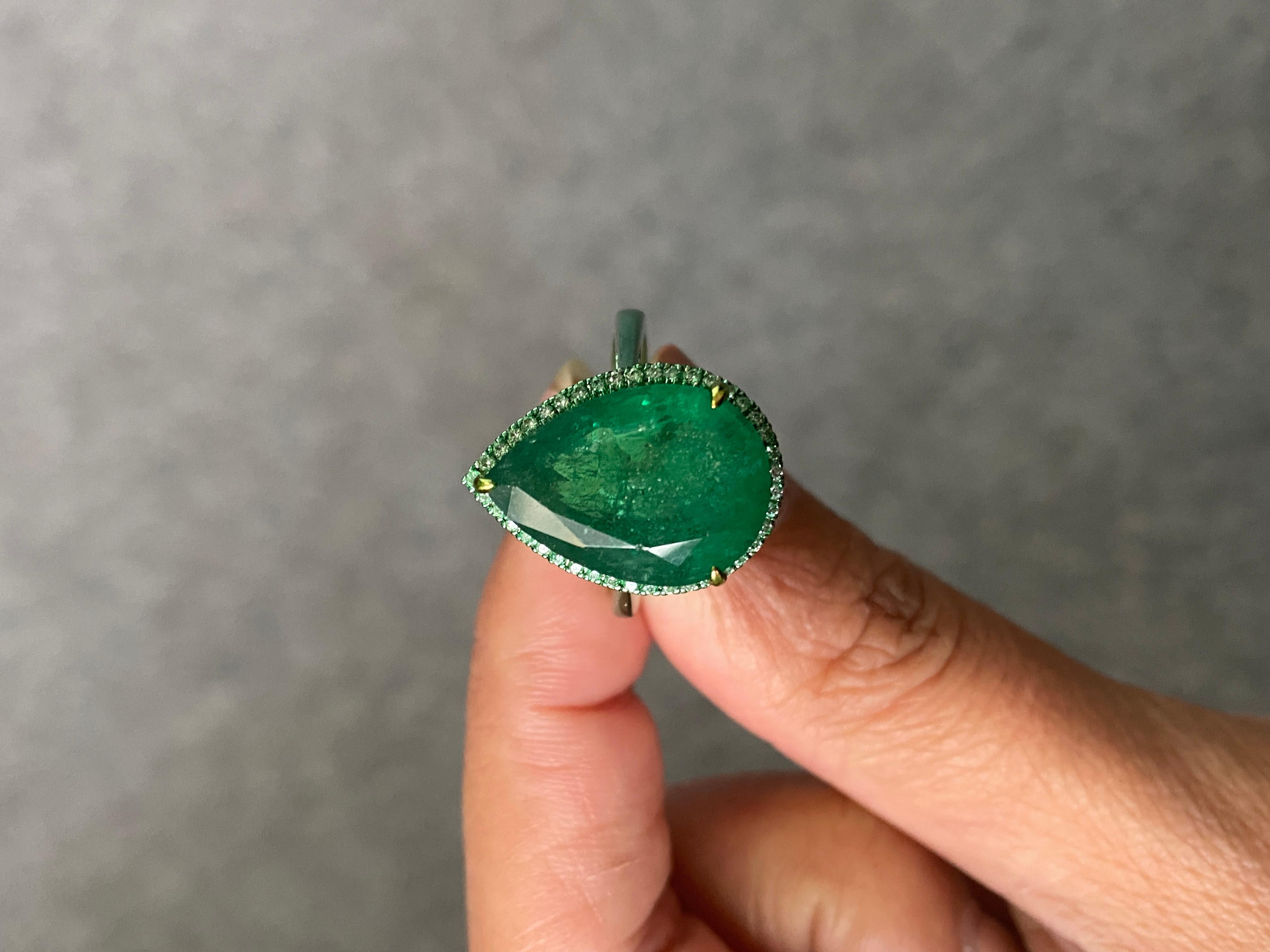 Anello Cocktail con smeraldo e diamante certificato in oro bianco 18 carati e smalto verde da 7,59 carati in vendita 2