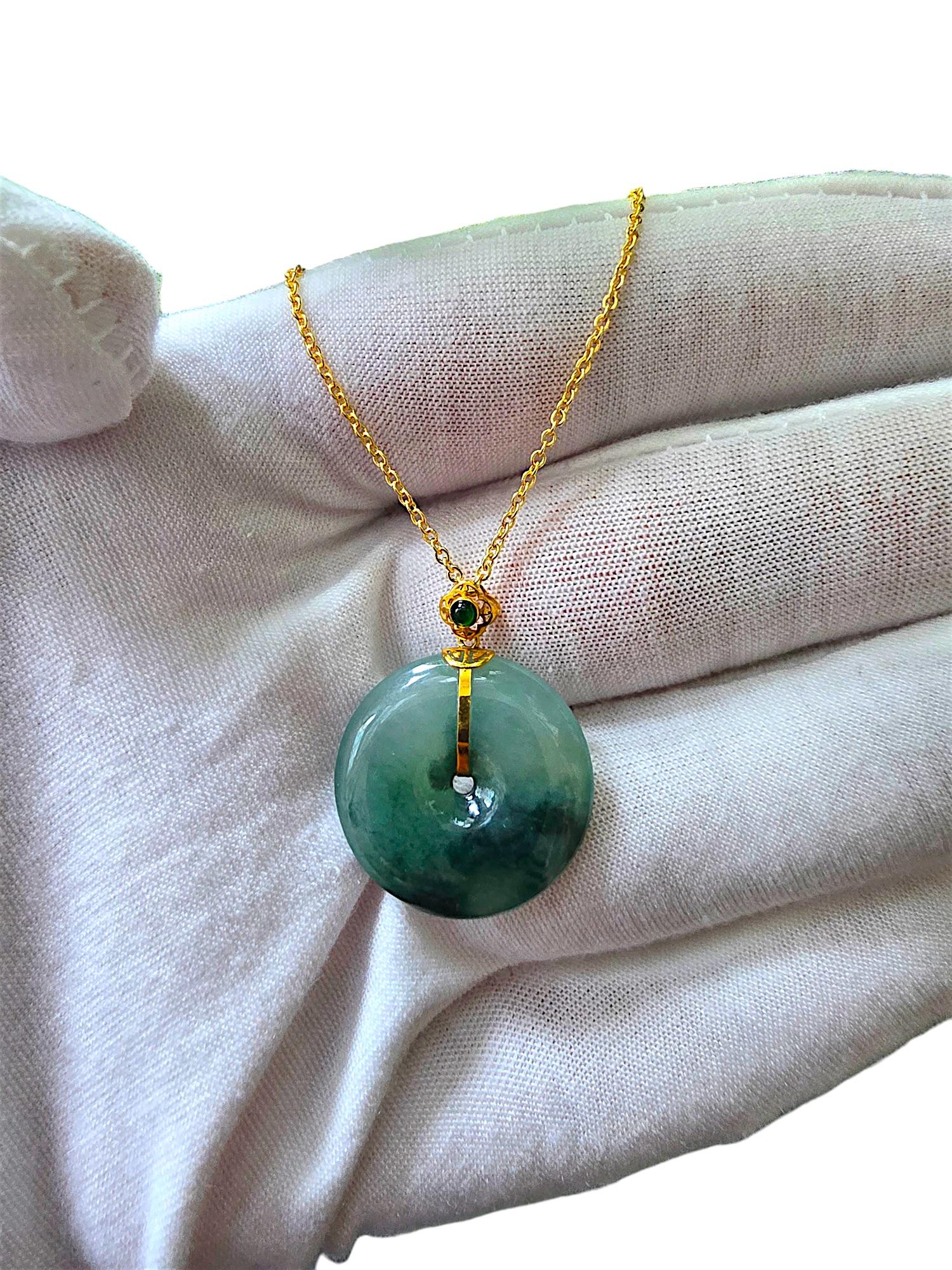 Certified Han Round Burmese Green A-Jadeite 23mm Donut Pendant w 18K Yellow Gold In New Condition In Kowloon, HK