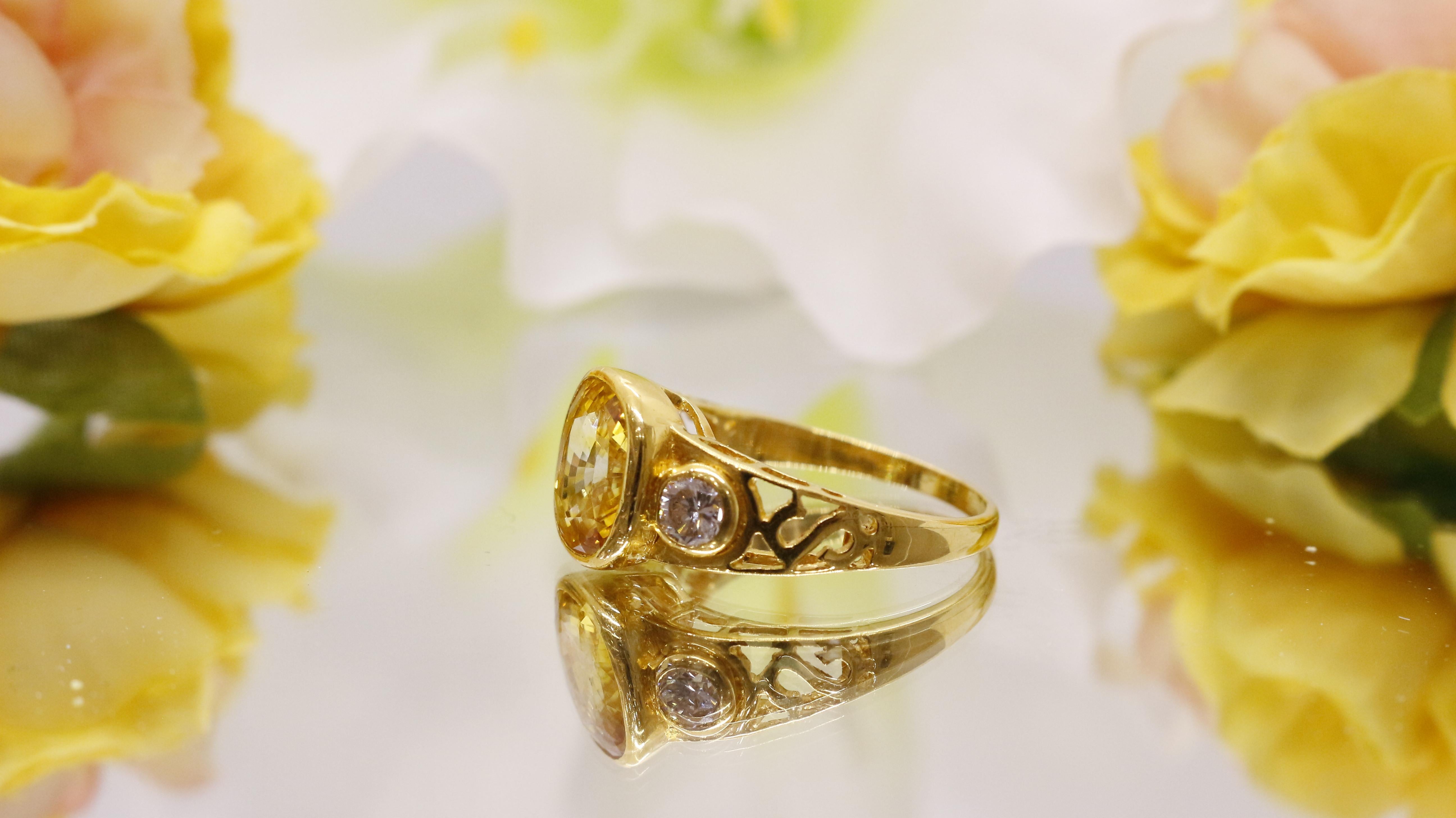 Zertifizierter handgefertigter Ring mit 5CT gelbem Saphir aus 18 Karat Gold mit Diamanten (Art déco) im Angebot