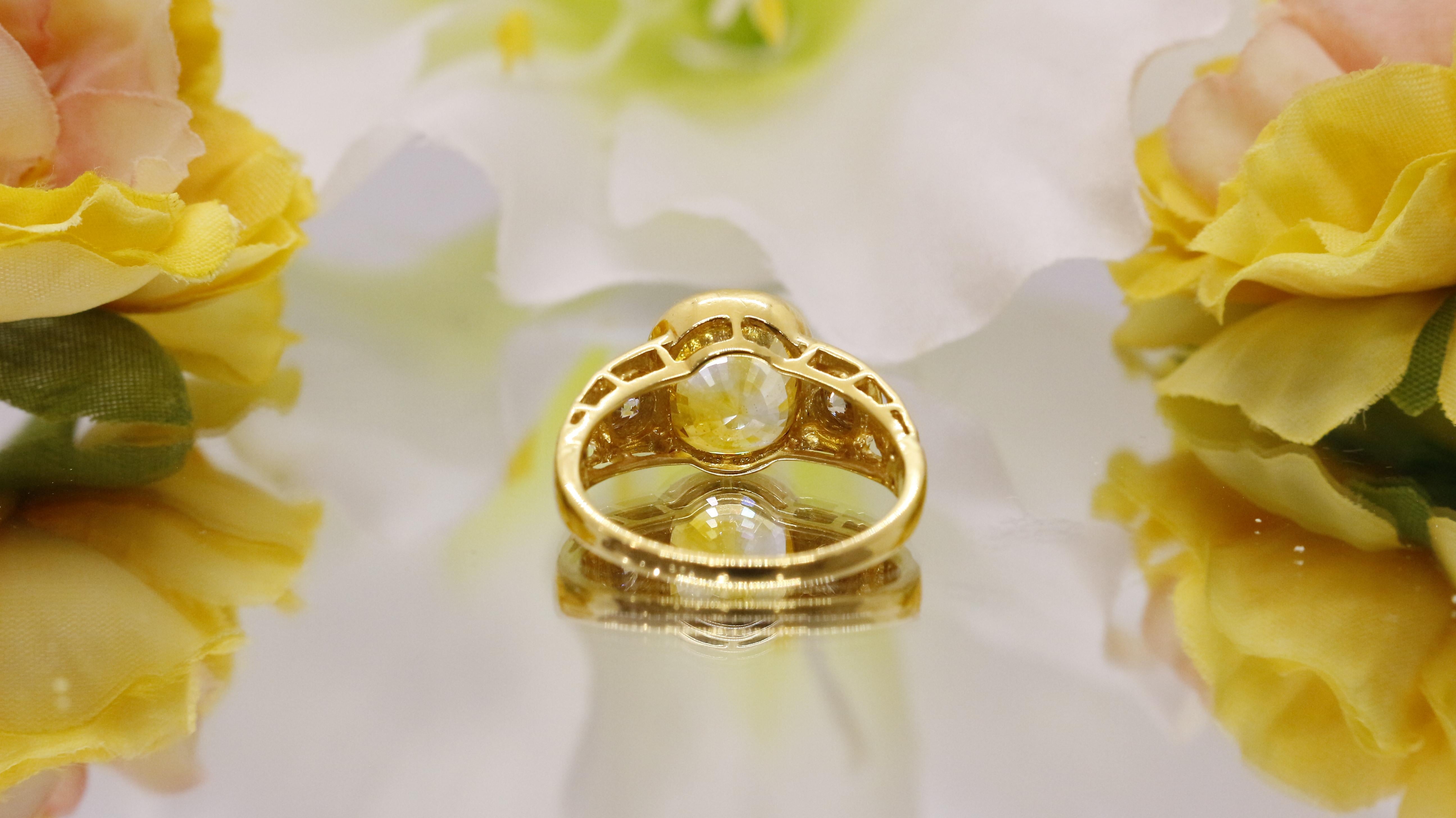 Zertifizierter handgefertigter Ring mit 5CT gelbem Saphir aus 18 Karat Gold mit Diamanten (Antiker Kissenschliff) im Angebot