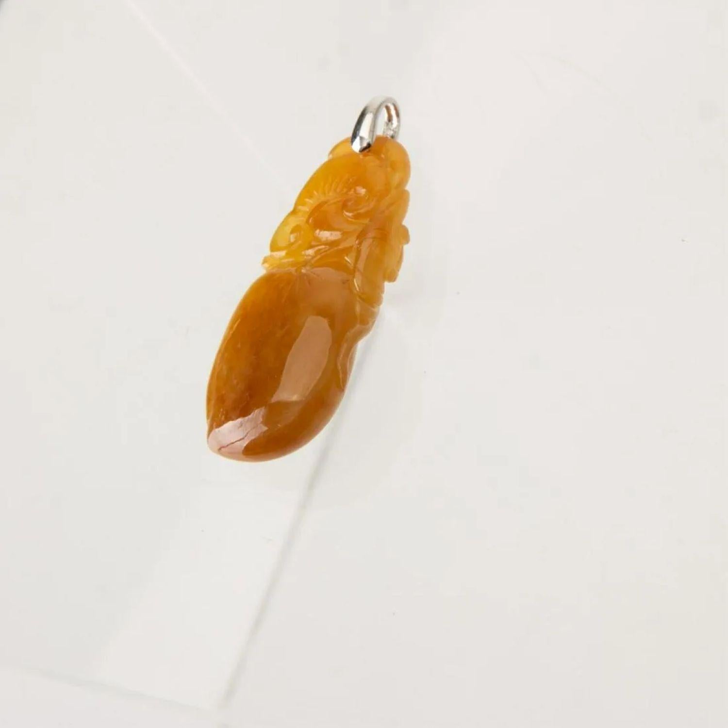 Ciondolo con pesca intagliata di giada naturale marrone miele, fatto a mano e certificato. in vendita 5