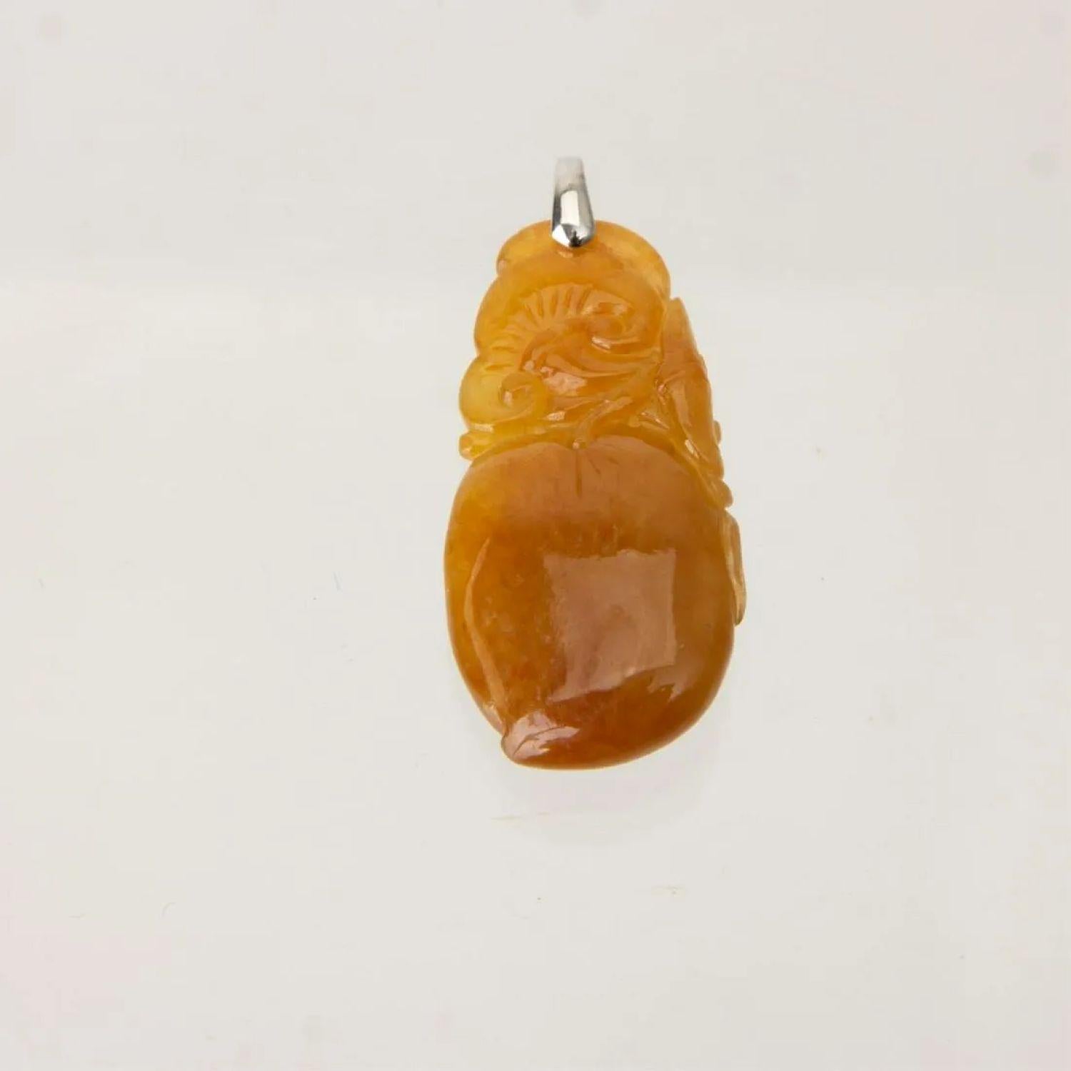 Ciondolo con pesca intagliata di giada naturale marrone miele, fatto a mano e certificato. In condizioni buone in vendita a Pasadena, CA