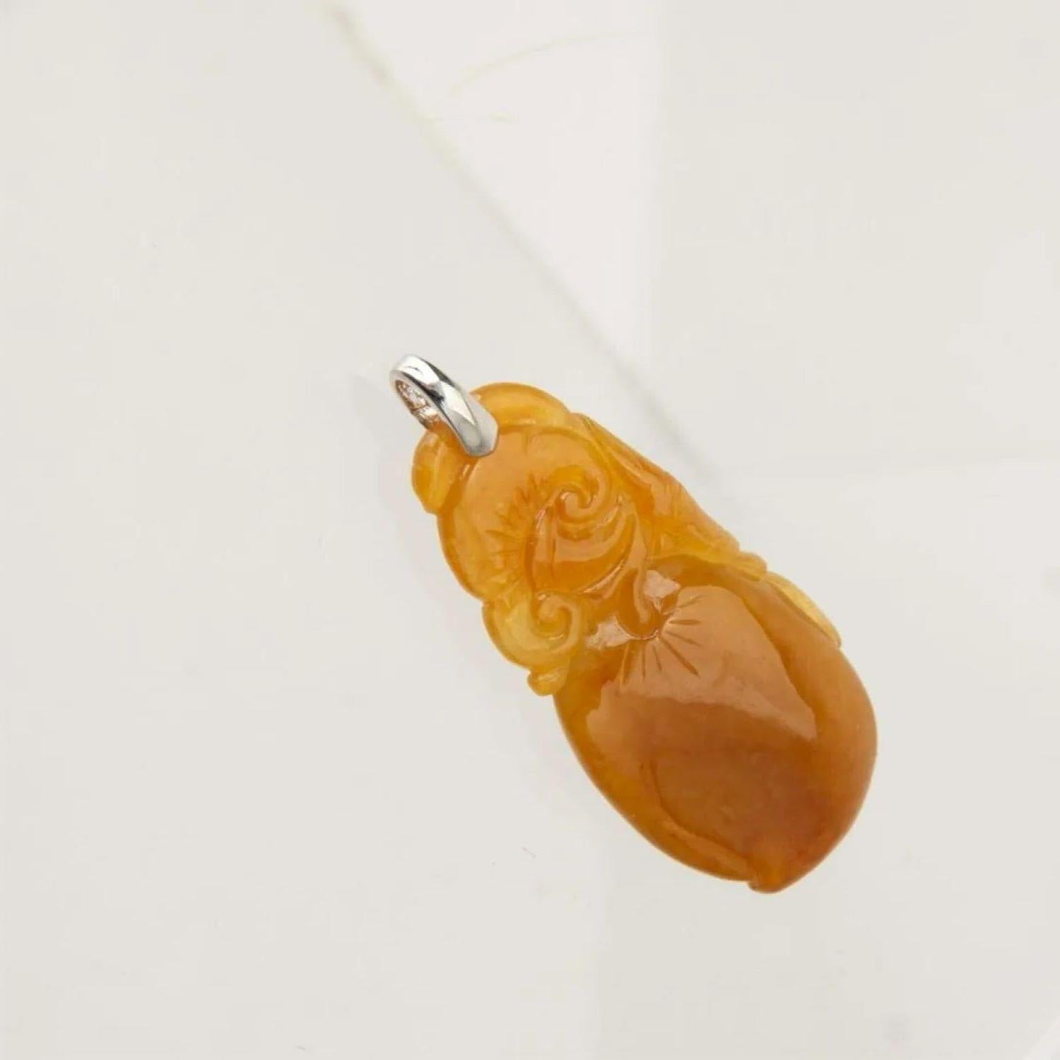 da uomo o donna Ciondolo con pesca intagliata di giada naturale marrone miele, fatto a mano e certificato. in vendita