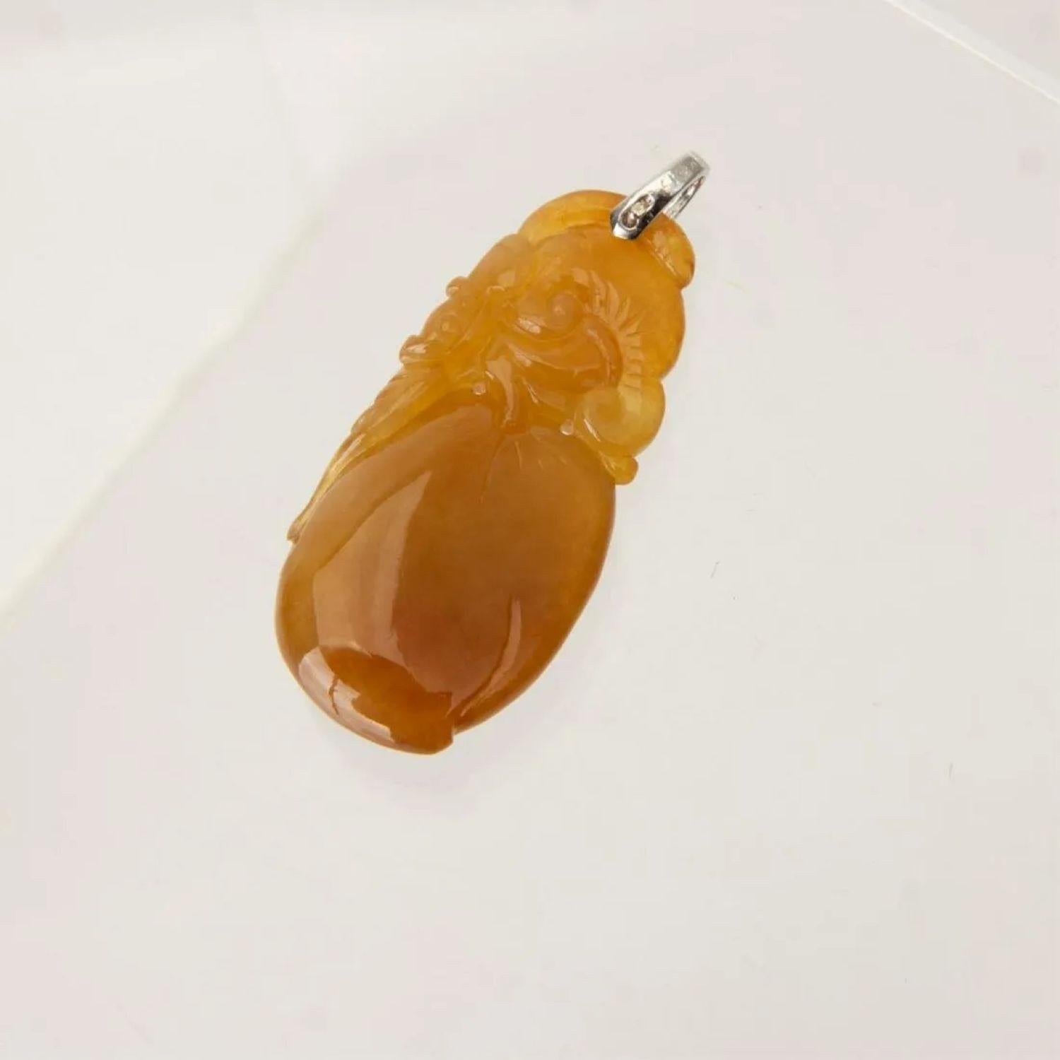 Ciondolo con pesca intagliata di giada naturale marrone miele, fatto a mano e certificato. in vendita 1