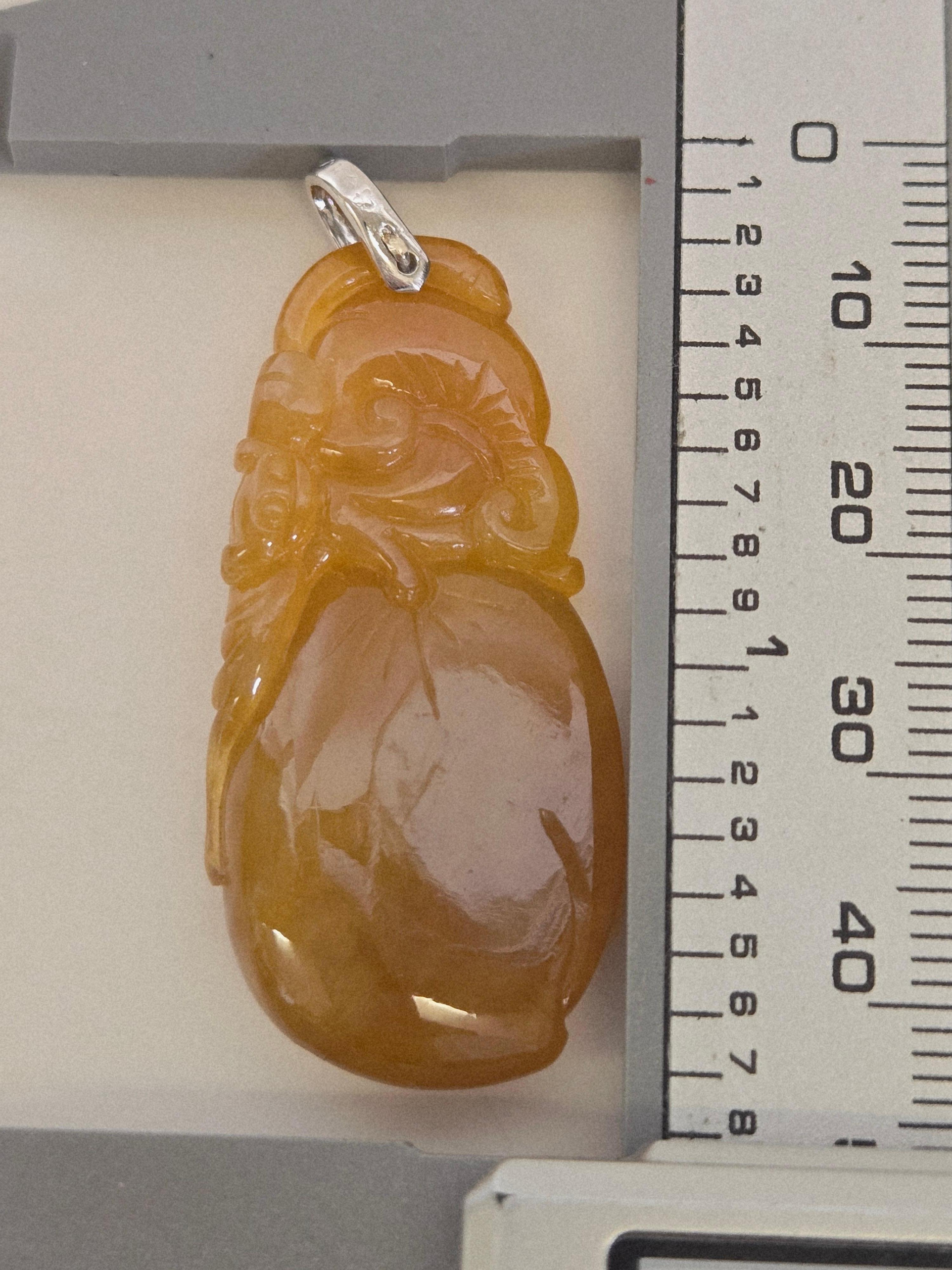 Ciondolo con pesca intagliata di giada naturale marrone miele, fatto a mano e certificato. in vendita 2