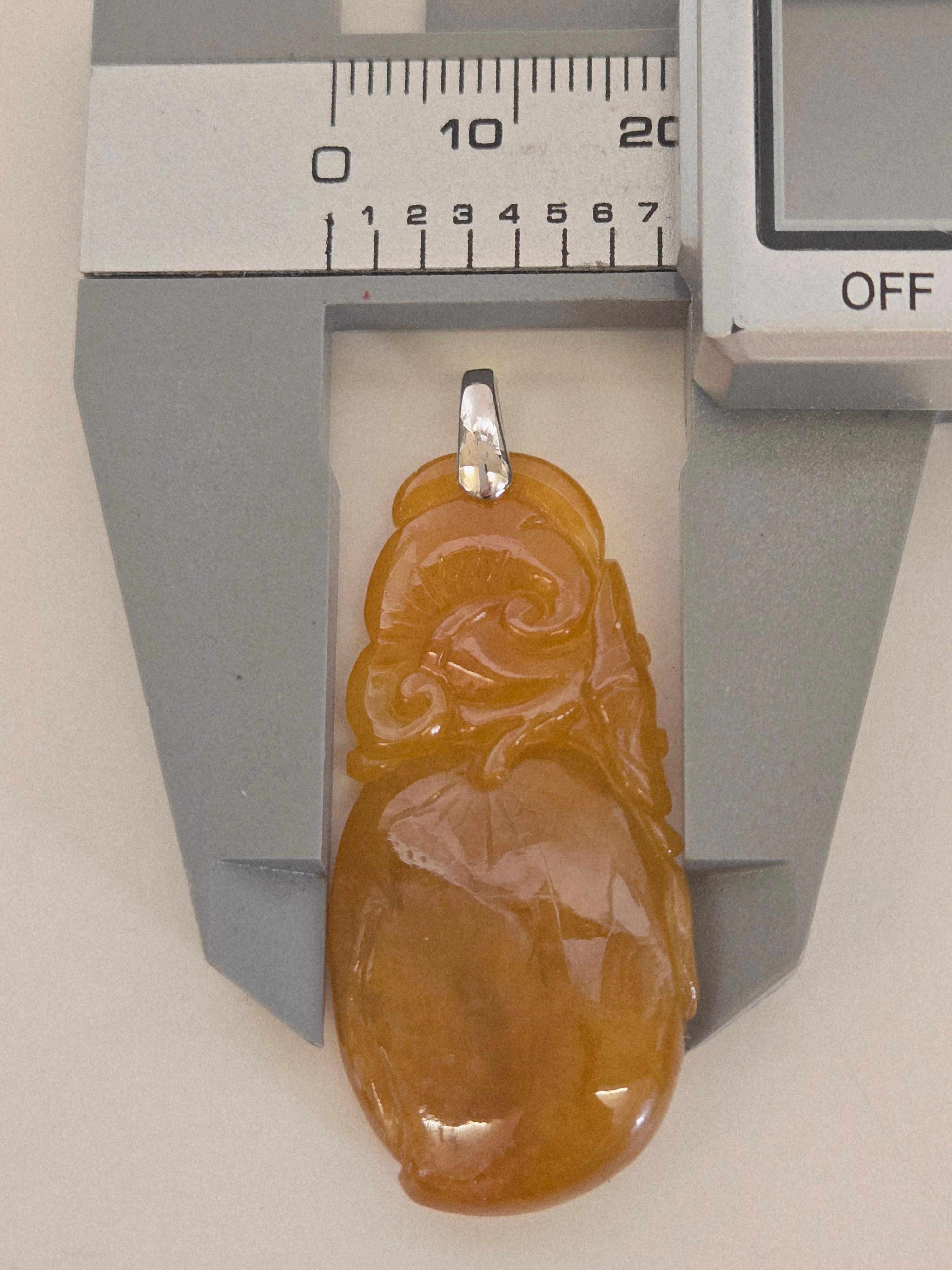 Ciondolo con pesca intagliata di giada naturale marrone miele, fatto a mano e certificato. in vendita 3