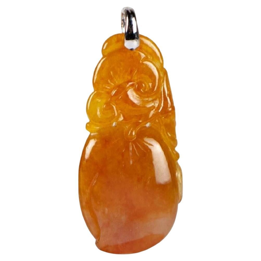 Ciondolo con pesca intagliata di giada naturale marrone miele, fatto a mano e certificato. in vendita