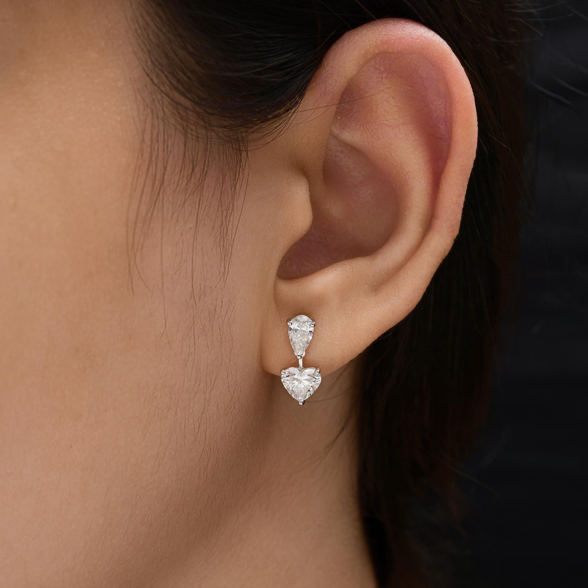 Zertifizierte Diamant-Tropfenohrringe mit Herzschliff 2,06 Karat SI Reinheit 18k Weißgold 
Diese Ohrringe sind ein perfektes Gleichgewicht zwischen Raffinesse und Gefühl. Der obere Diamant im Birnenschliff sitzt sanft auf dem Ohrläppchen, während