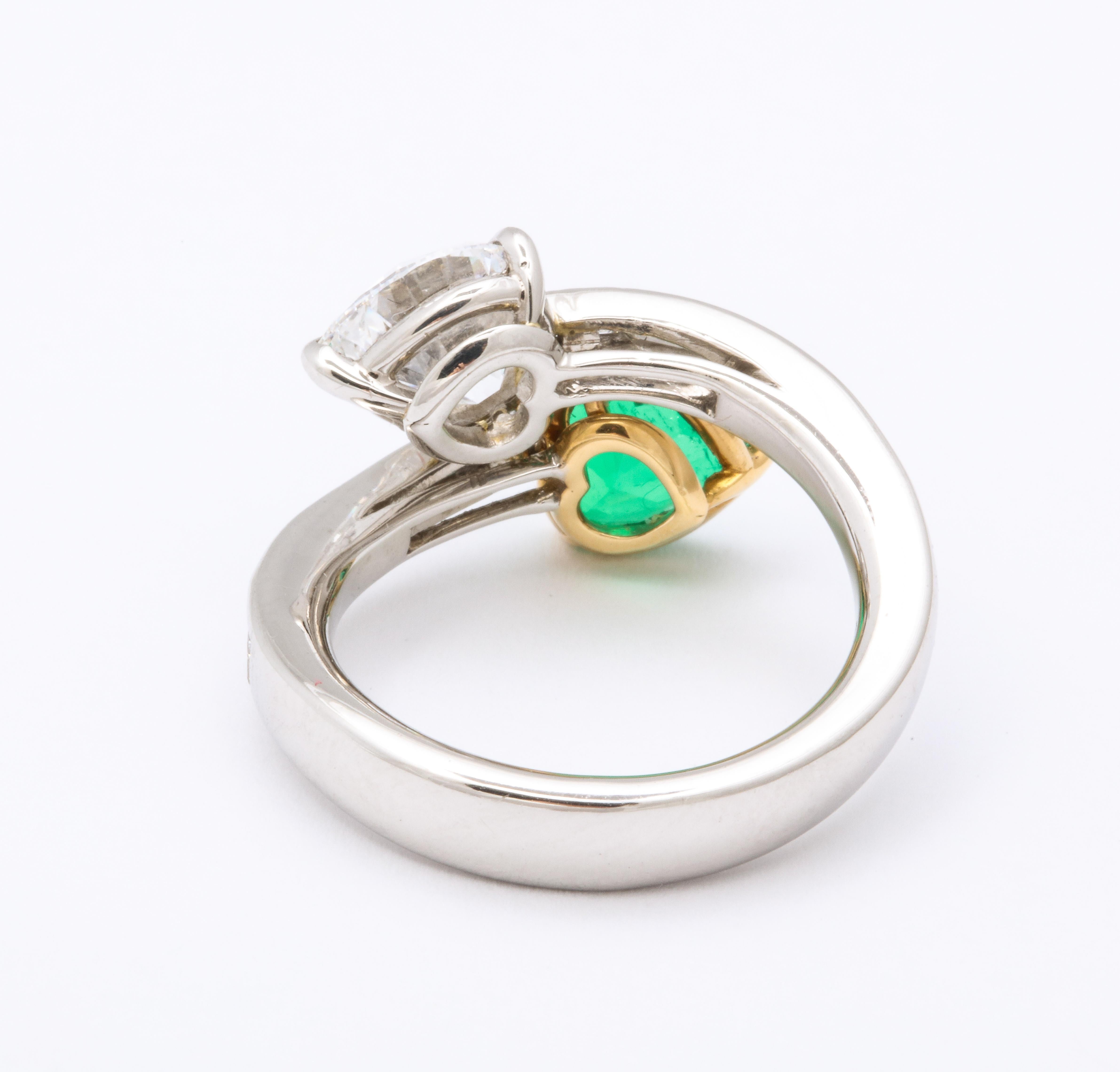 Contemporary Certified Heart Shape Emerald Diamond Toi et Moi Twin Ring For Sale