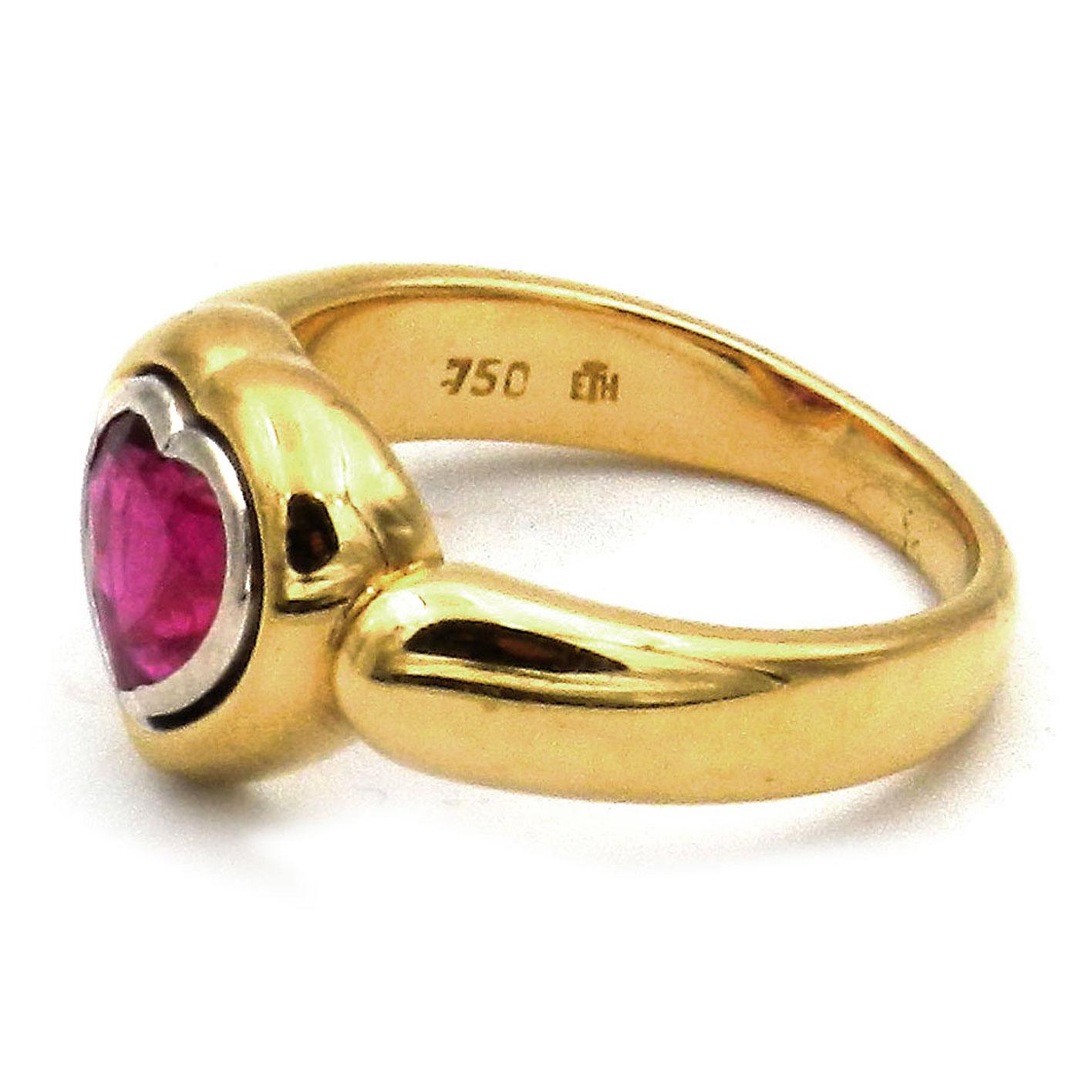 Modern Certified Heart Shaped 1.3 Ct No Heat Ruby 18 K Yellow Gold Ring For Sale