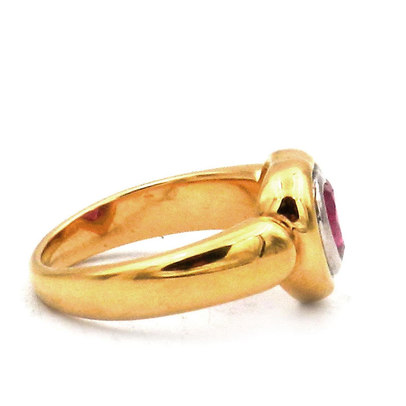 Certified Heart Shaped 1.3 Ct No Heat Ruby 18 K Yellow Gold Ring In Good Condition For Sale In Goettingen, DE