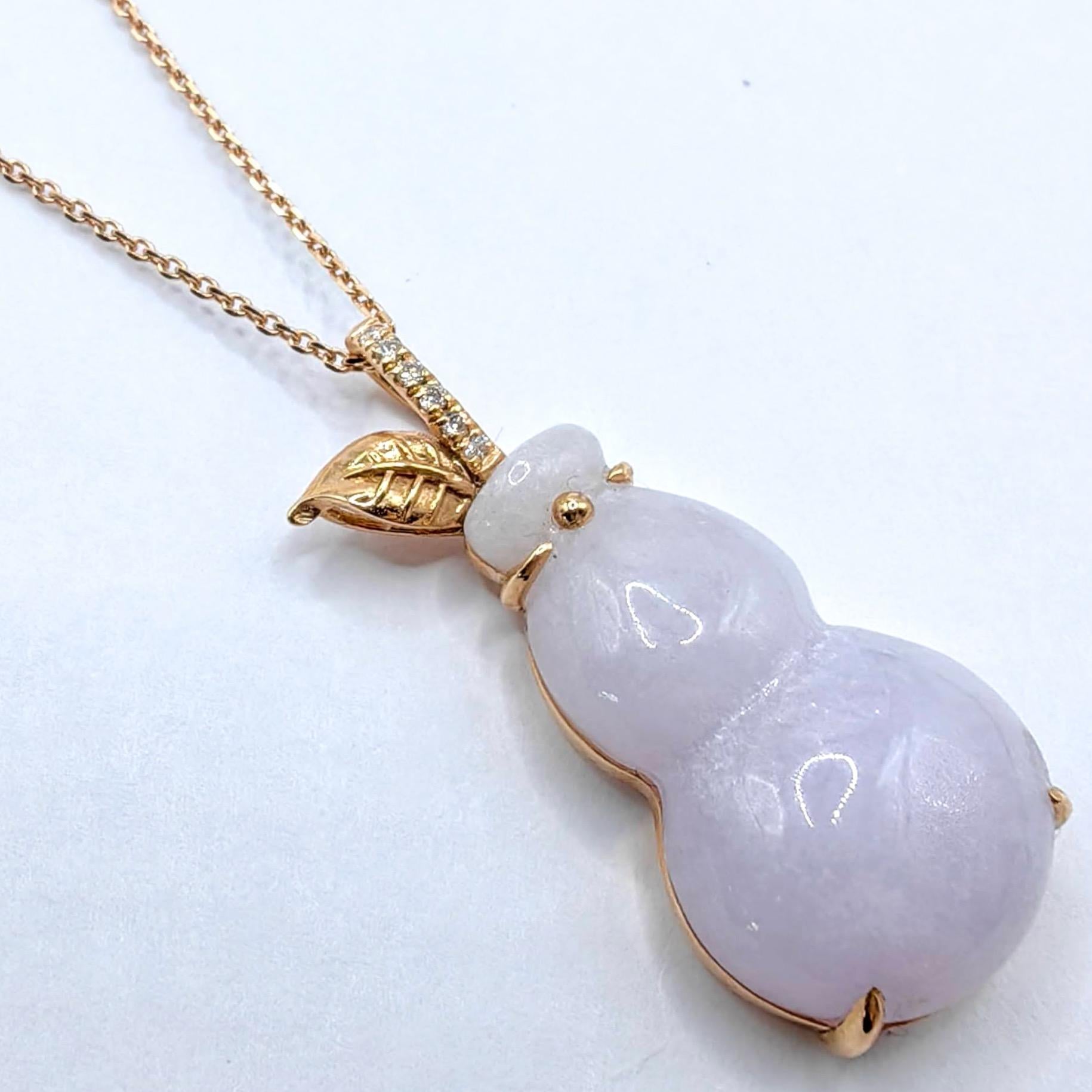 Abbraccia il fascino mistico di questo splendido ciondolo in giada lavanda ghiaccio, sapientemente realizzato per mettere in risalto la notevole traslucenza e la bellezza eterea della pietra. La delicata giada color lavanda presenta un'eccezionale