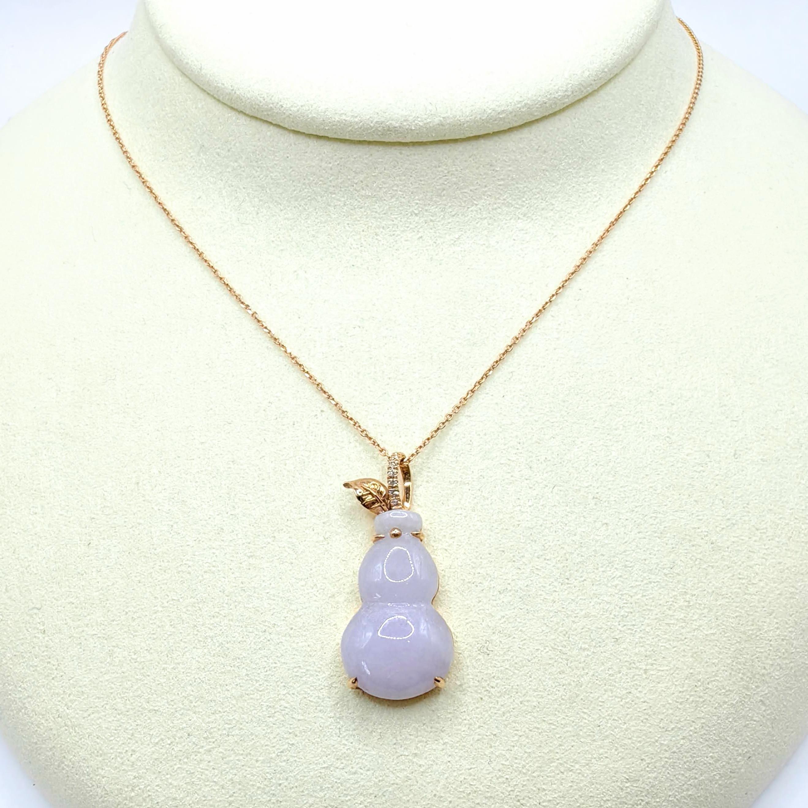 Taglio rotondo Ciondolo con diamante Calabash in giada lavanda certificata e oro giallo 18 carati in vendita