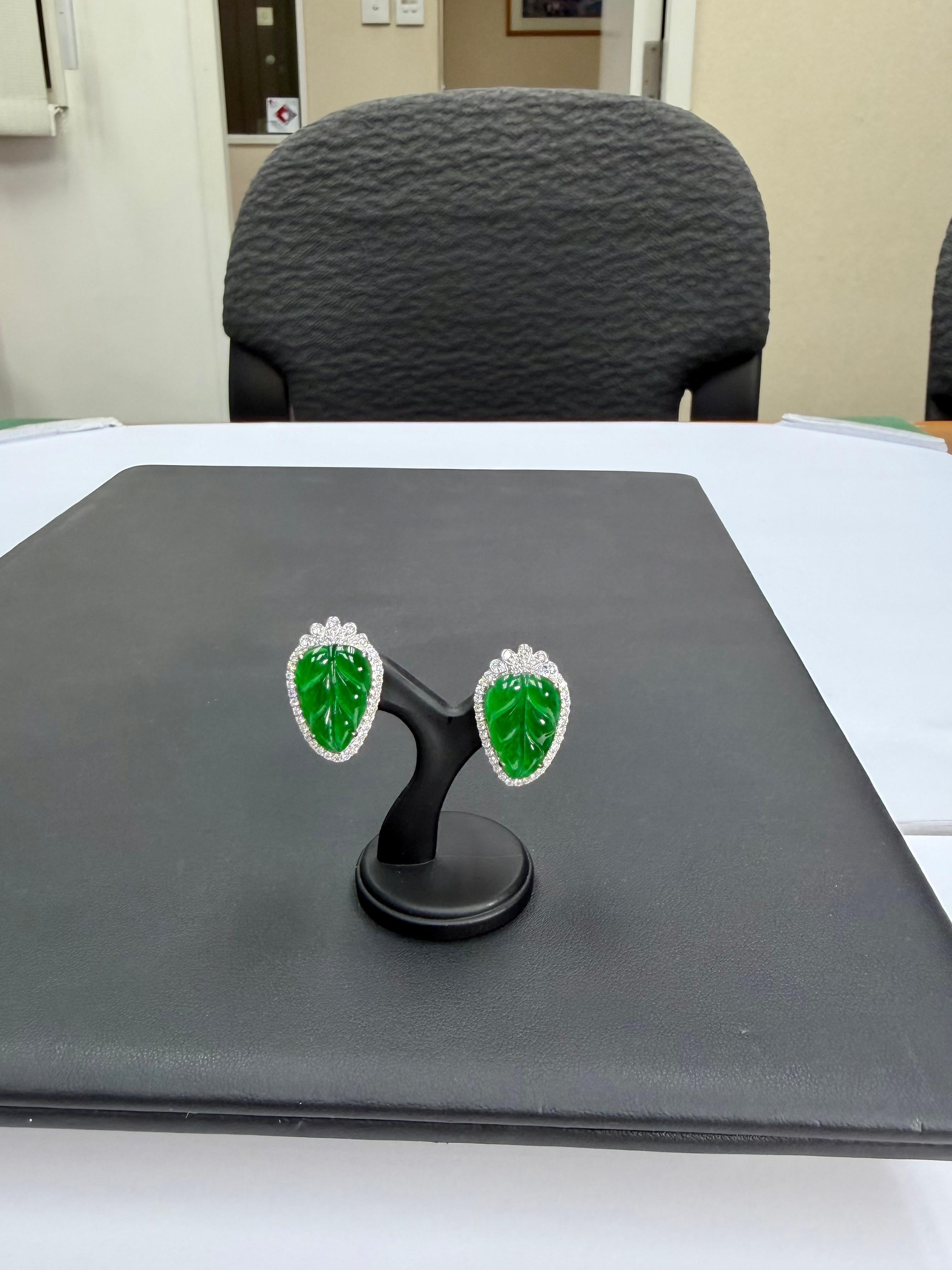 Orecchini di giada verde imperiale certificata e diamanti, qualità da collezione in vendita 3