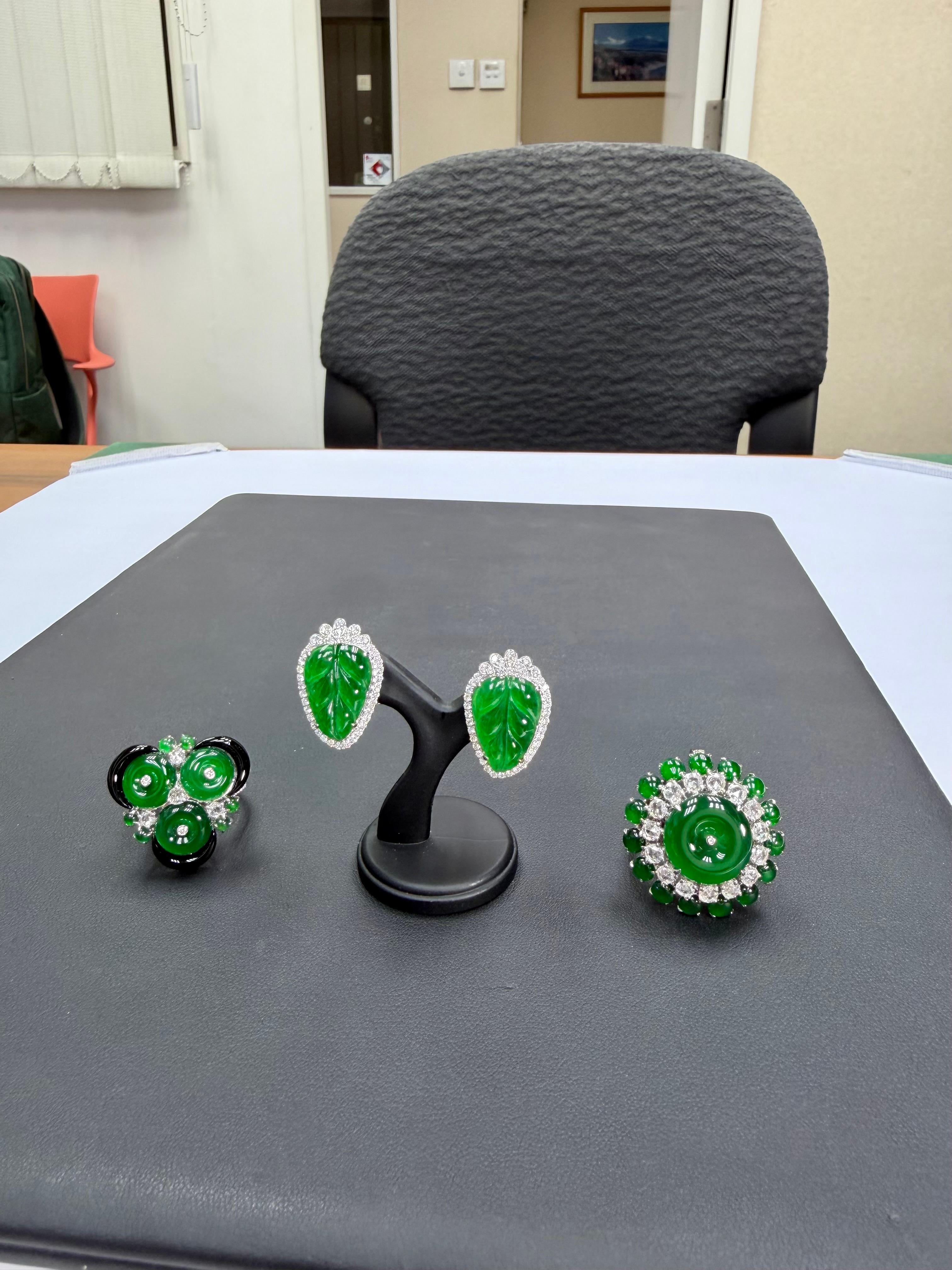 Orecchini di giada verde imperiale certificata e diamanti, qualità da collezione in vendita 6