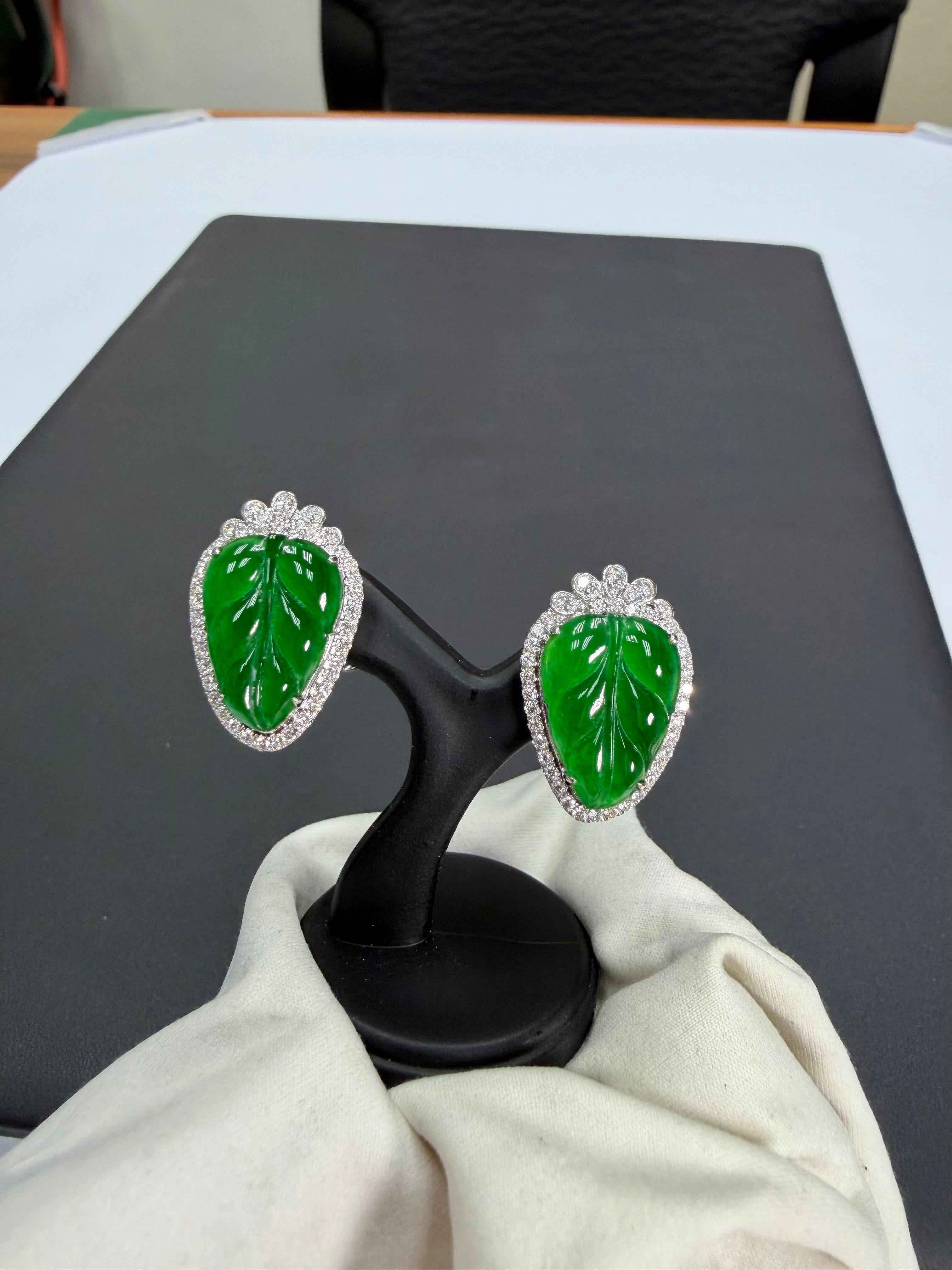 Taglio grezzo Orecchini di giada verde imperiale certificata e diamanti, qualità da collezione in vendita