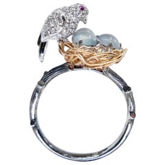Bague de cocktail certifiée, avec jade glacé et diamants, représentant un oiseau dans un nid doré. Le plus original !