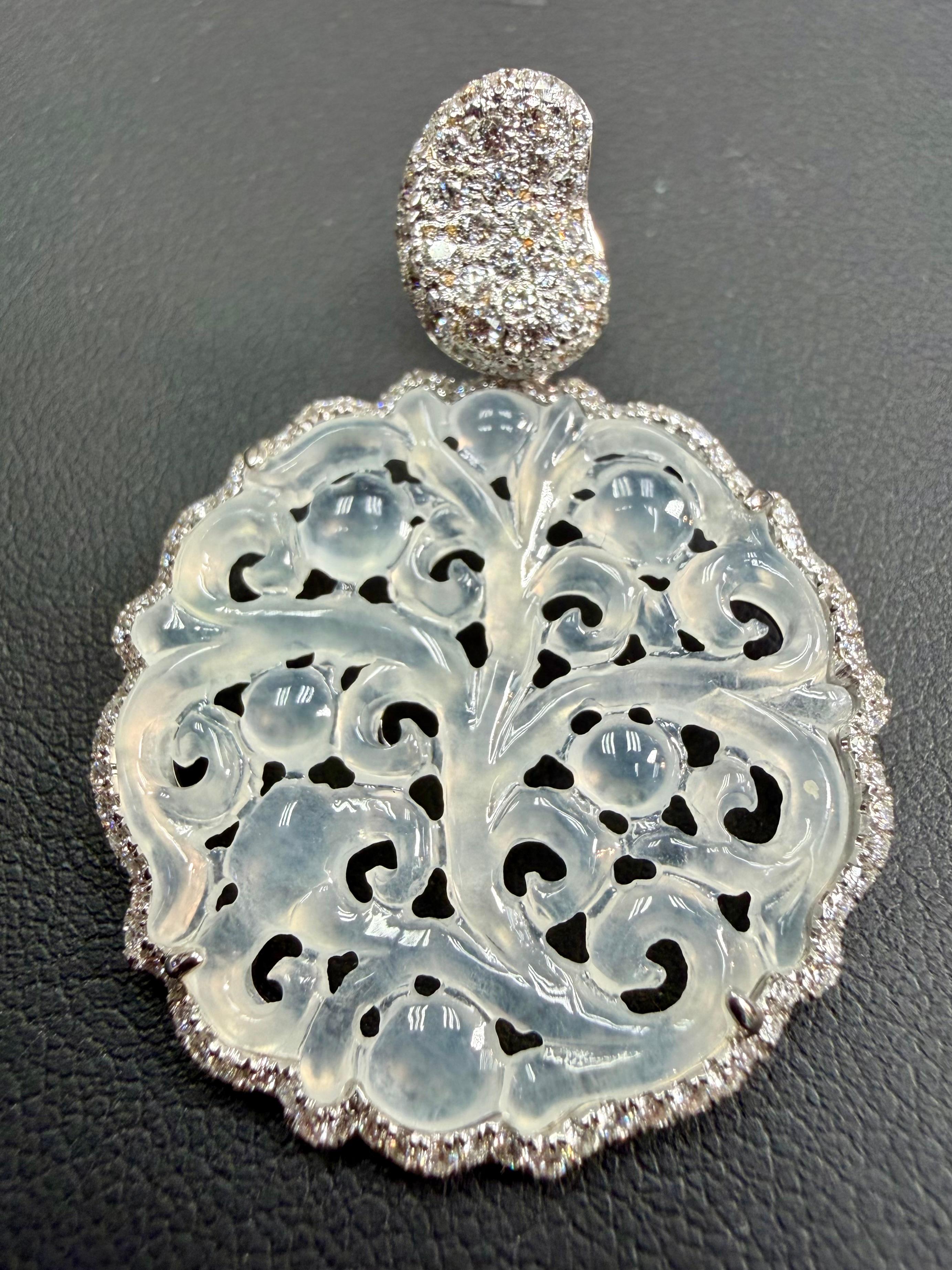 Zertifizierte Icy-Ohrringe aus Jade und Diamanten, farblos, perfektioniert, komplizierte Schnitzerei Damen im Angebot