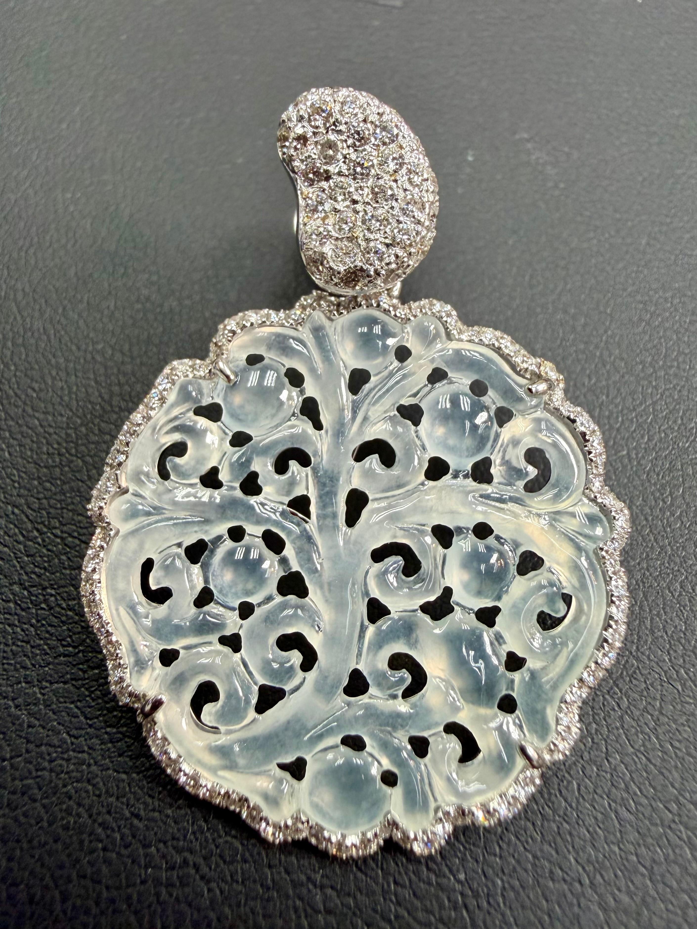 Zertifizierte Icy-Ohrringe aus Jade und Diamanten, farblos, perfektioniert, komplizierte Schnitzerei im Angebot 1