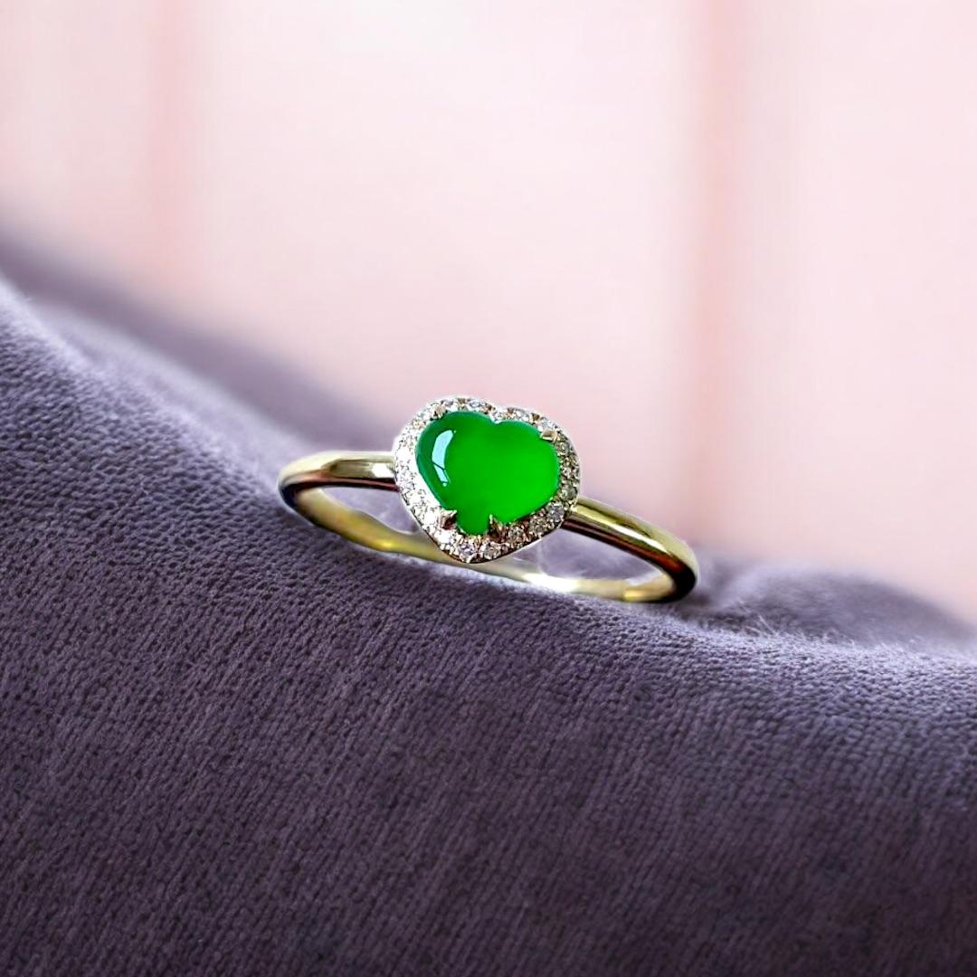 Jadeite impériale birmane certifiée A-Jadeite en forme de cœur avec un halo en or jaune 18 carats et diamants blancs. Bague de fiançailles et de cocktail pour hommes et femmes (unisexe). Jadéite non traitée et 100% naturelle

Notre pierre A-Jadéite