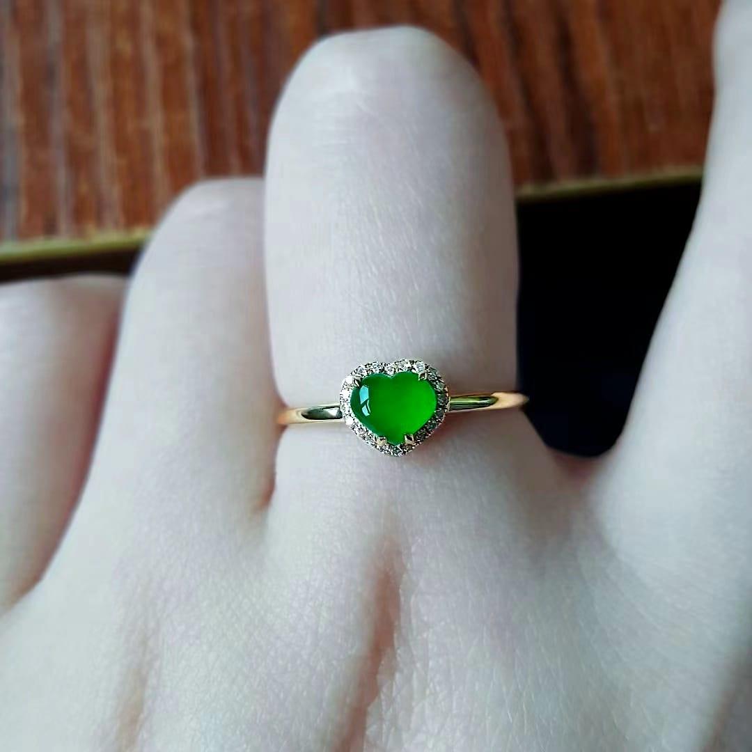 Taille ronde Bague cocktail birmane impériale certifiée A-Jade (diamants et or jaune 18 carats) en vente
