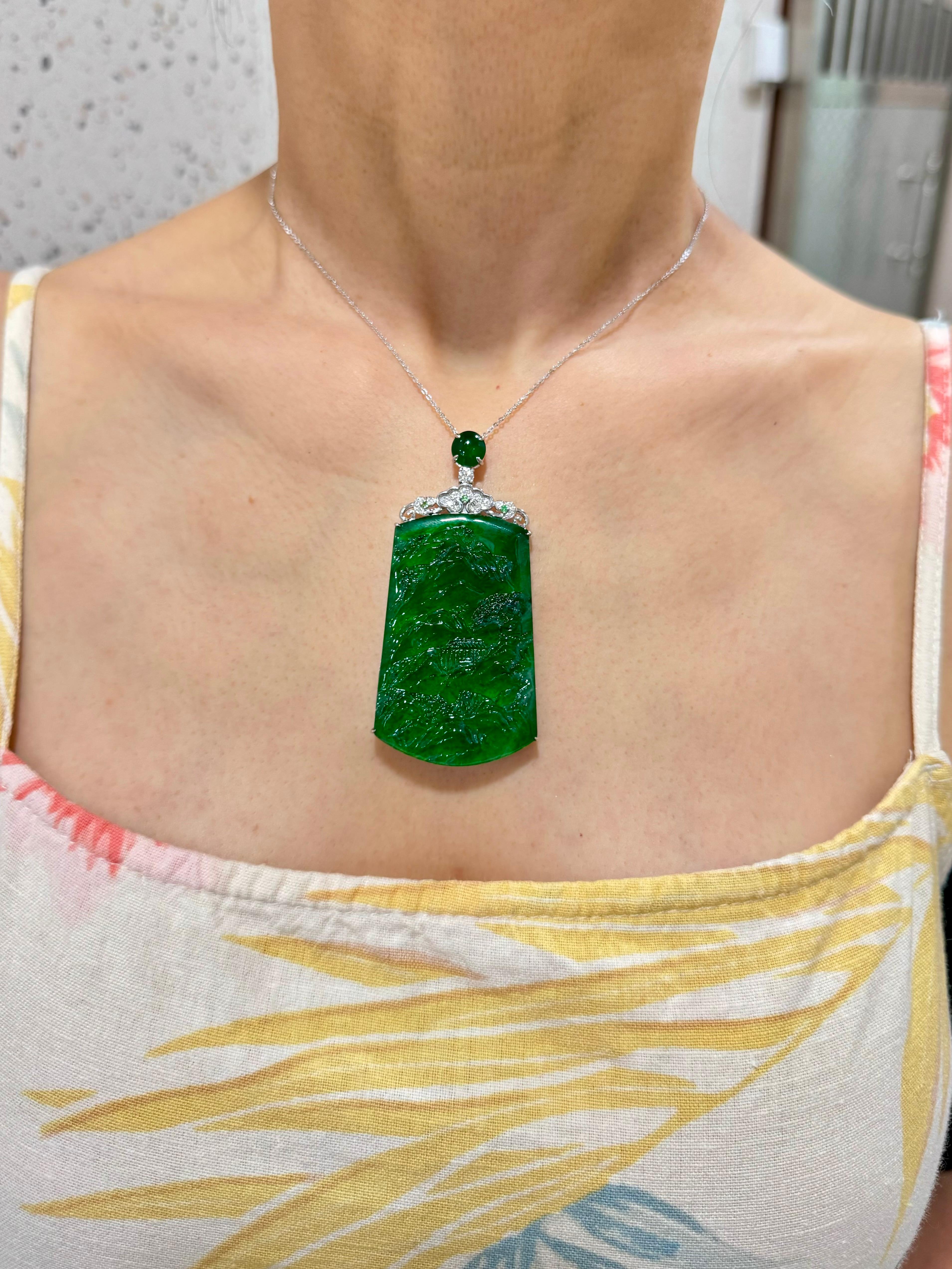 Ciondolo di giada verde imperiale e diamanti certificato. Taglia XXL Incisione complessa in vendita 8
