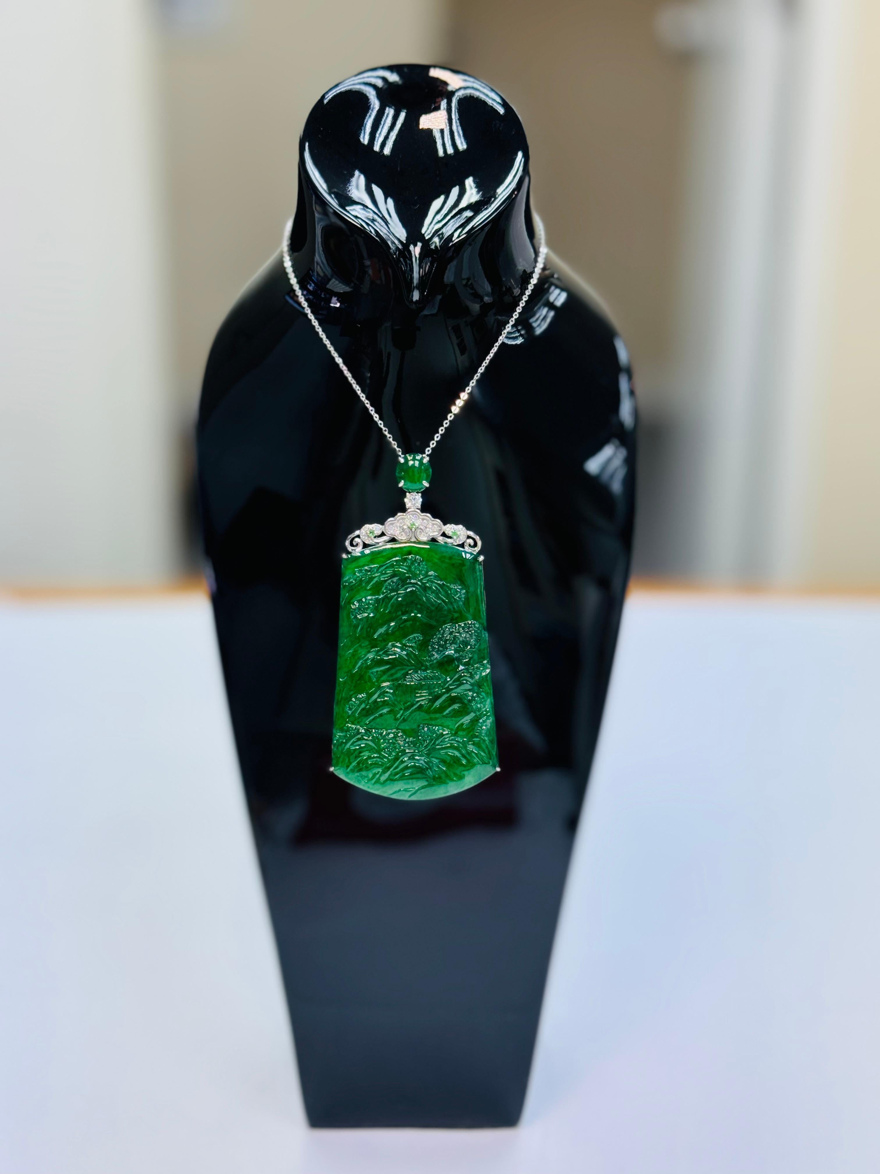 Taglio grezzo Ciondolo di giada verde imperiale e diamanti certificato. Taglia XXL Incisione complessa in vendita