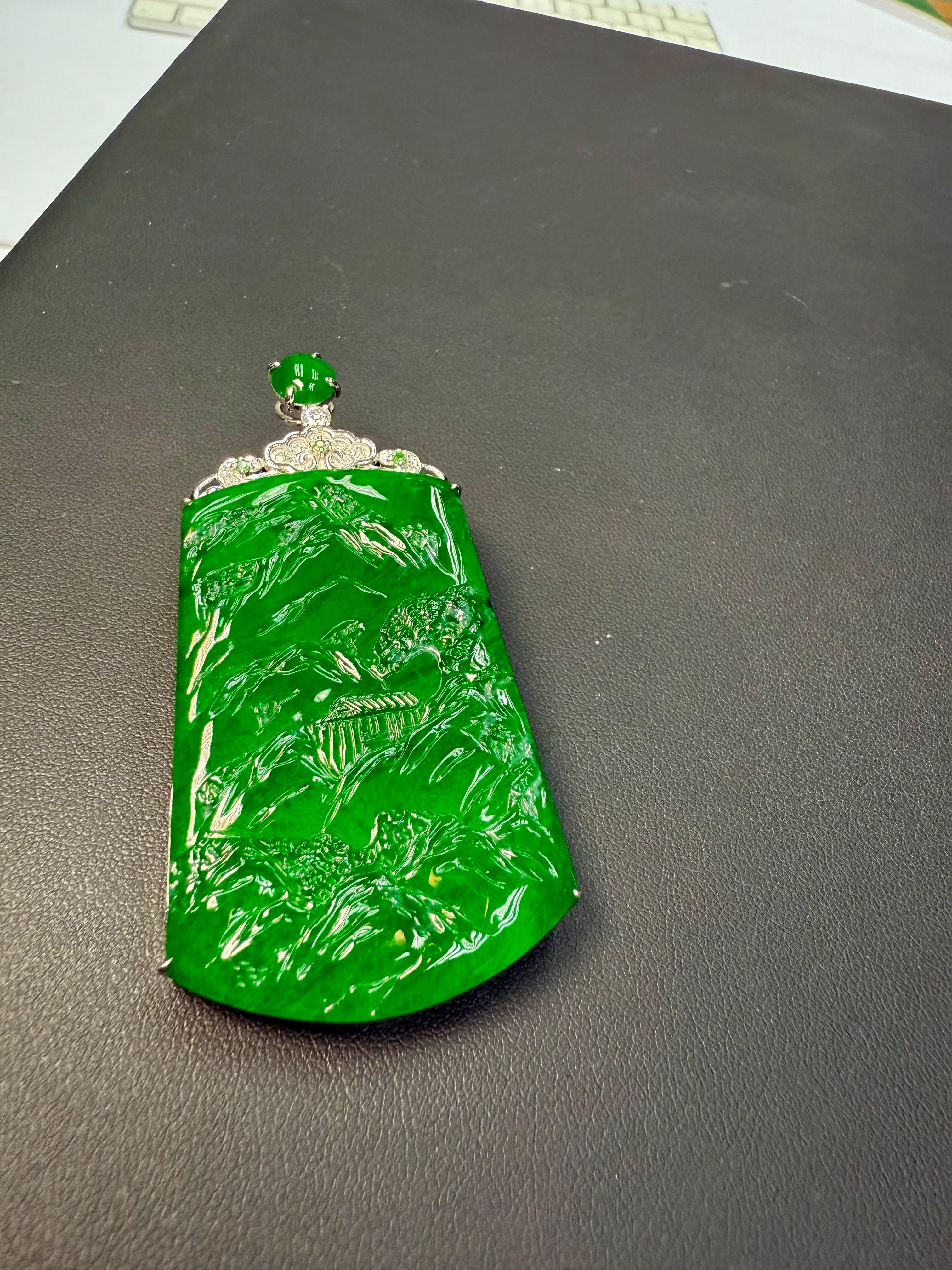 Colgante certificado de jade verde imperial y diamantes . Tamaño XXL Tallado intrincado Primer corte en venta