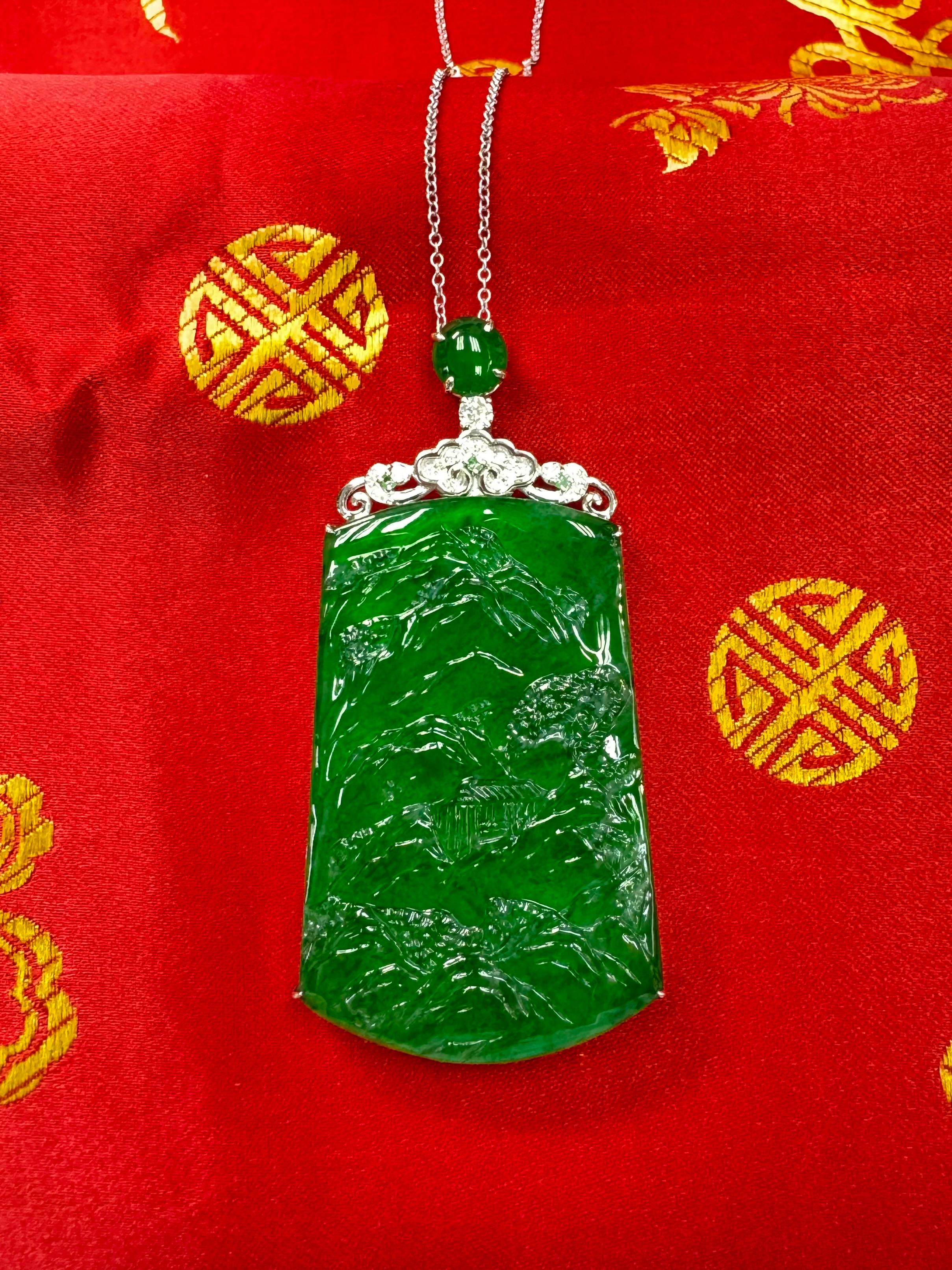Donna Ciondolo di giada verde imperiale e diamanti certificato. Taglia XXL Incisione complessa in vendita