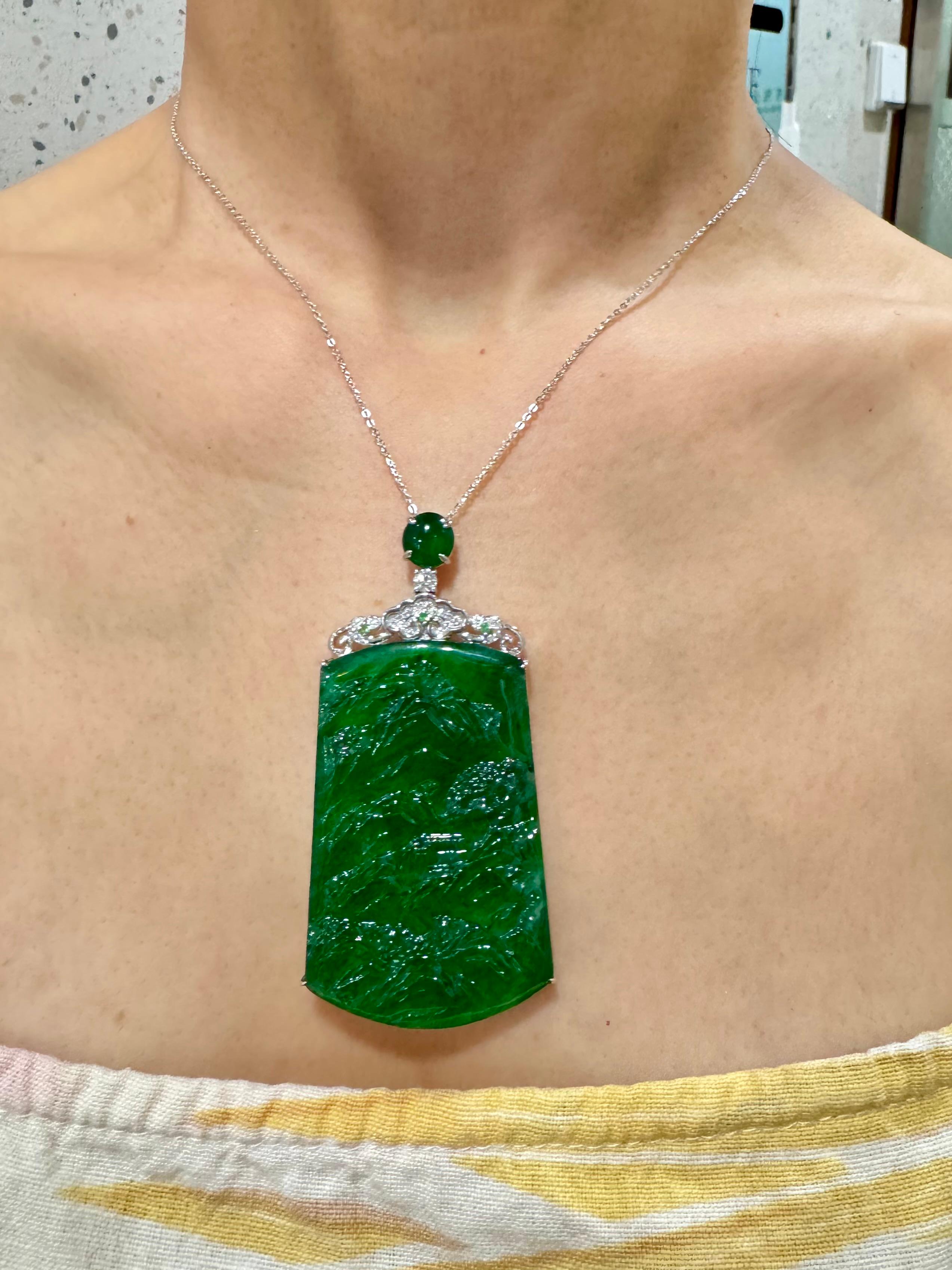 Ciondolo di giada verde imperiale e diamanti certificato. Taglia XXL Incisione complessa in vendita 2