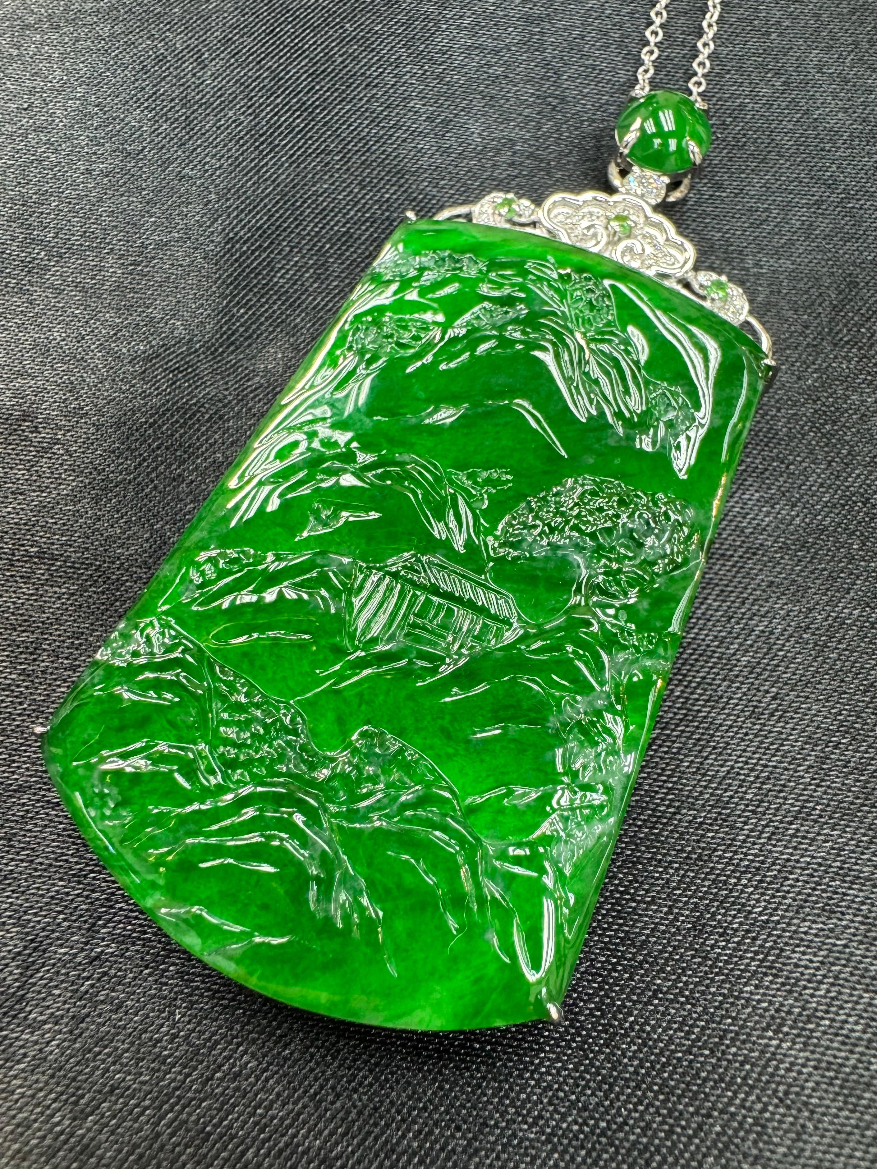 Ciondolo di giada verde imperiale e diamanti certificato. Taglia XXL Incisione complessa in vendita 4