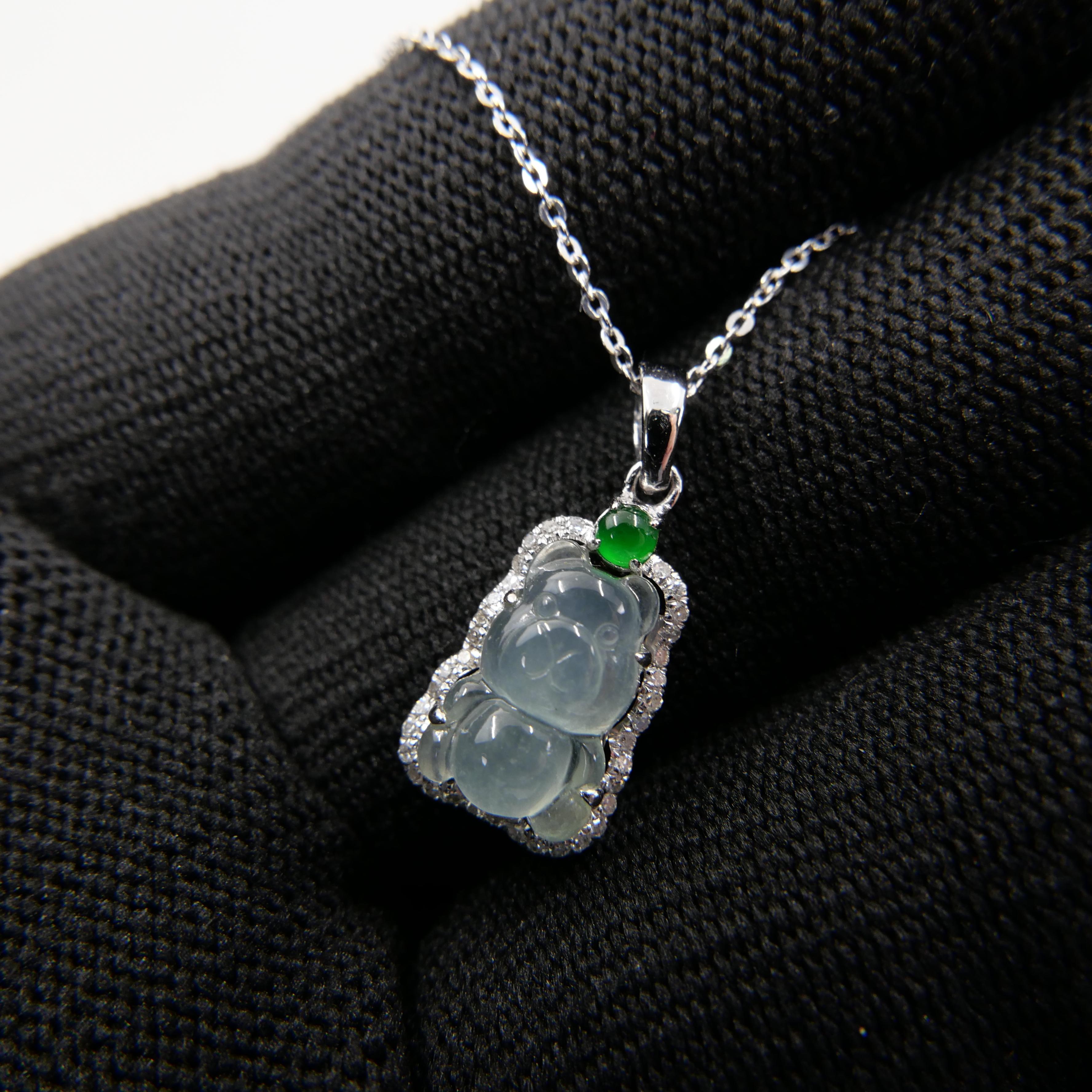 Taille grossière Pendentif ours en jade impérial et glacé certifié avec diamants, décomposition de la taille en vente