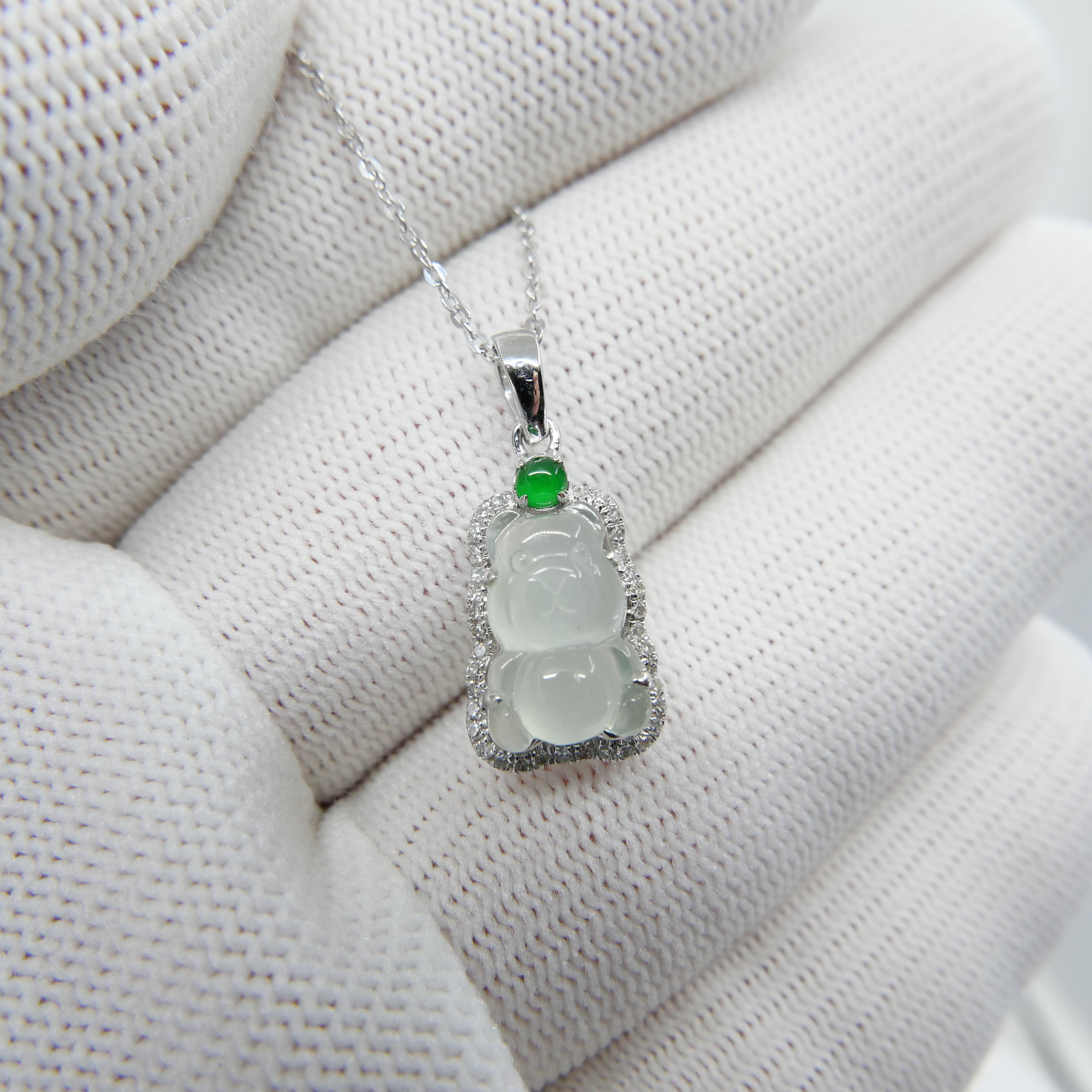 Pendentif ours en jade impérial et glacé certifié avec diamants, décomposition de la taille Neuf - En vente à Hong Kong, HK