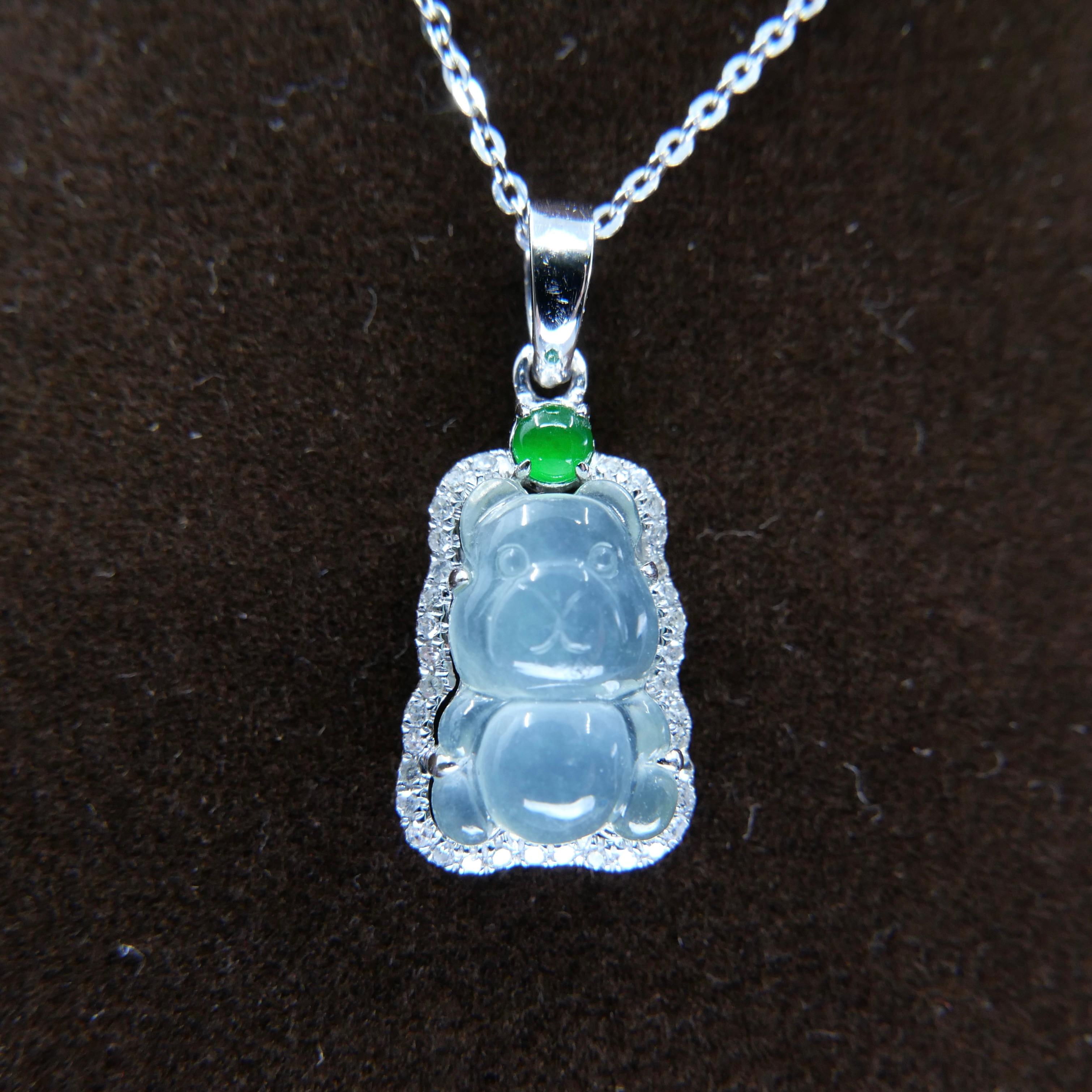 Pendentif ours en jade impérial et glacé certifié avec diamants, décomposition de la taille Pour femmes en vente