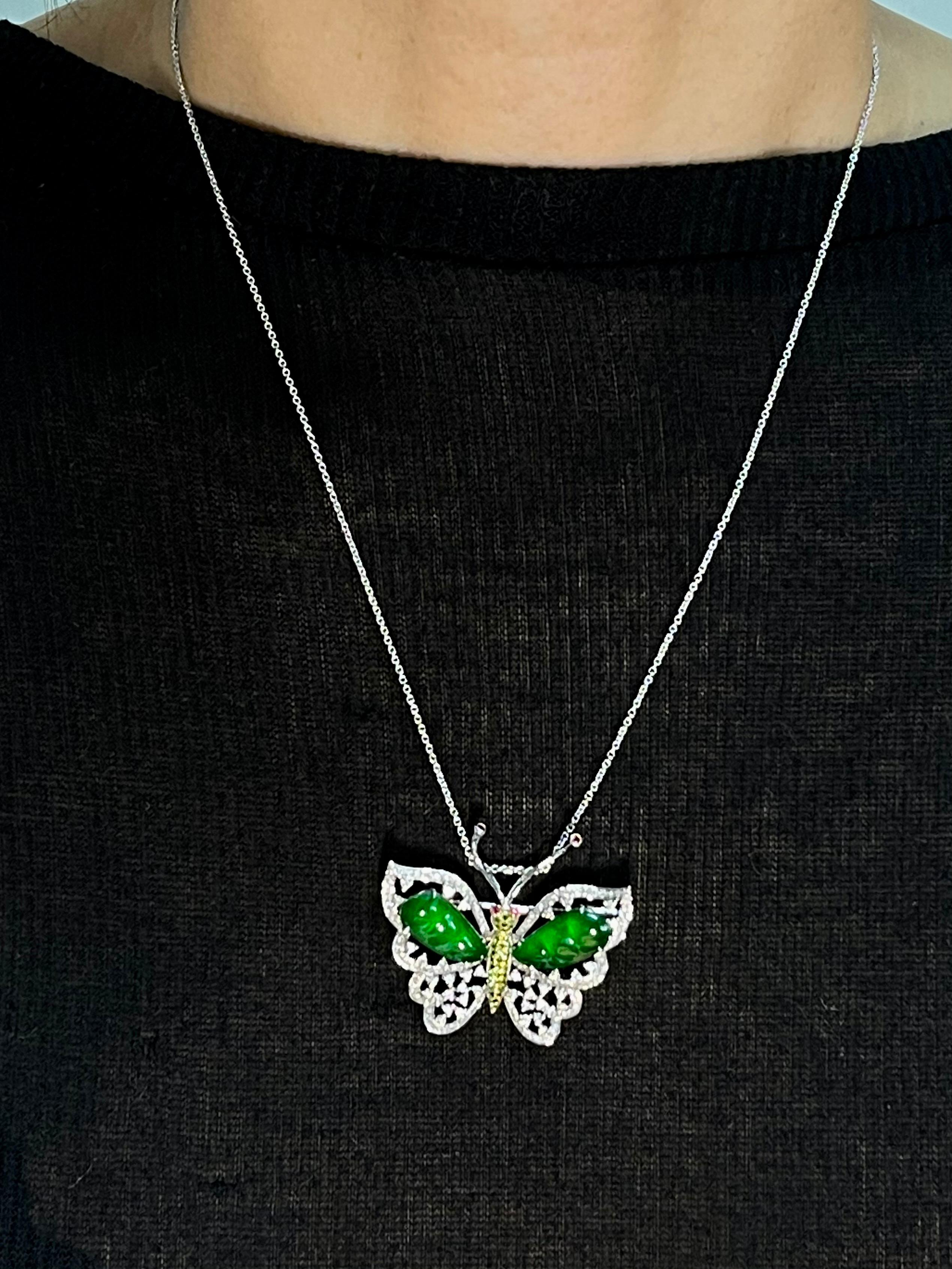 Ce papillon en jadéite impériale est hors du commun ! Il est certifié par deux laboratoires comme étant du jade naturel. Le pendentif / broche est serti en or blanc et en or jaune 18 carats. Il y a 2 ailes en jade vert impérial sculpté. Nous