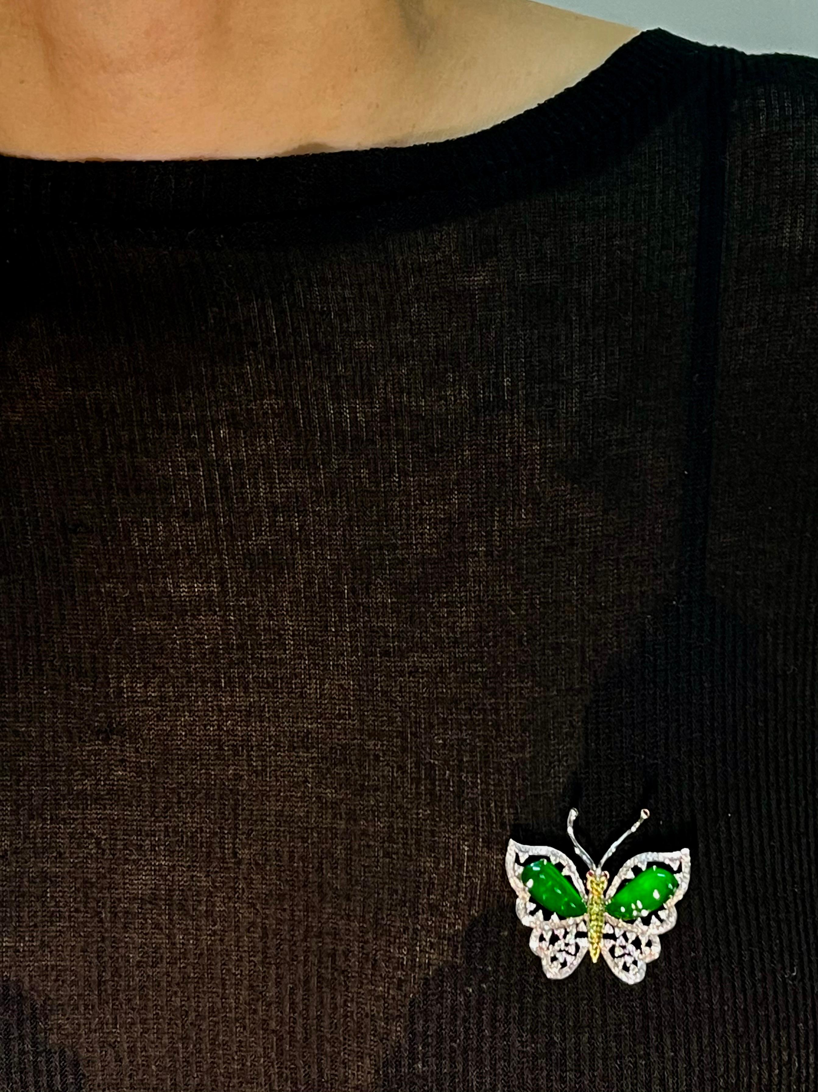 Taille grossière Pendentif/ broche papillon en jade impérial certifié et diamants, qualité de collection en vente