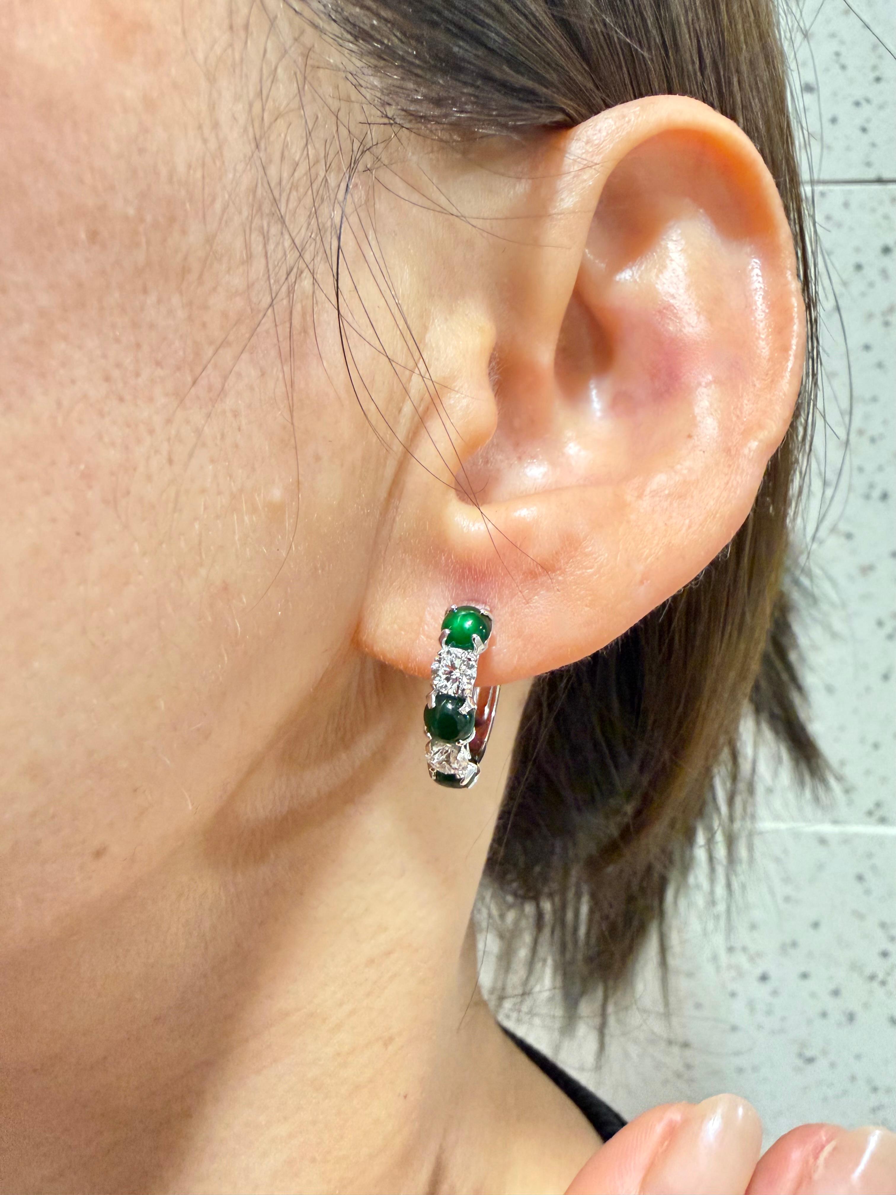 Veuillez consulter la vidéo HD. Superbes boucles d'oreilles à 10 pierres (6 jades impériaux et 4 diamants ronds naturels de taille brillant) utilisant les meilleurs des meilleurs matériaux ! L'ÉCLAT sous une lumière normale est excellent, mais sous