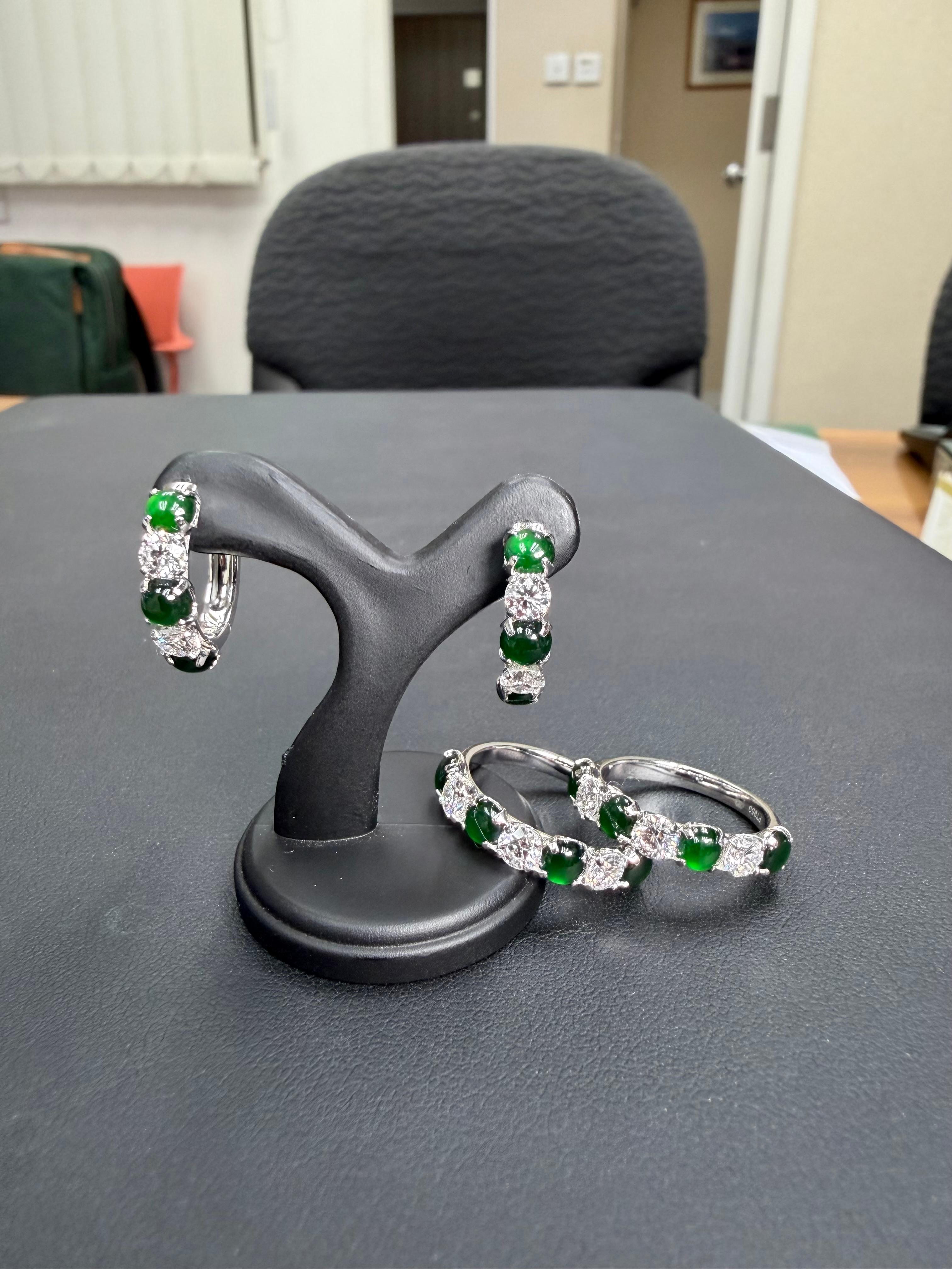 Taille cabochon Boucles d'oreilles à charnière certifiées en jade impérial et diamants Vert impérial. Éclat suprême ! en vente