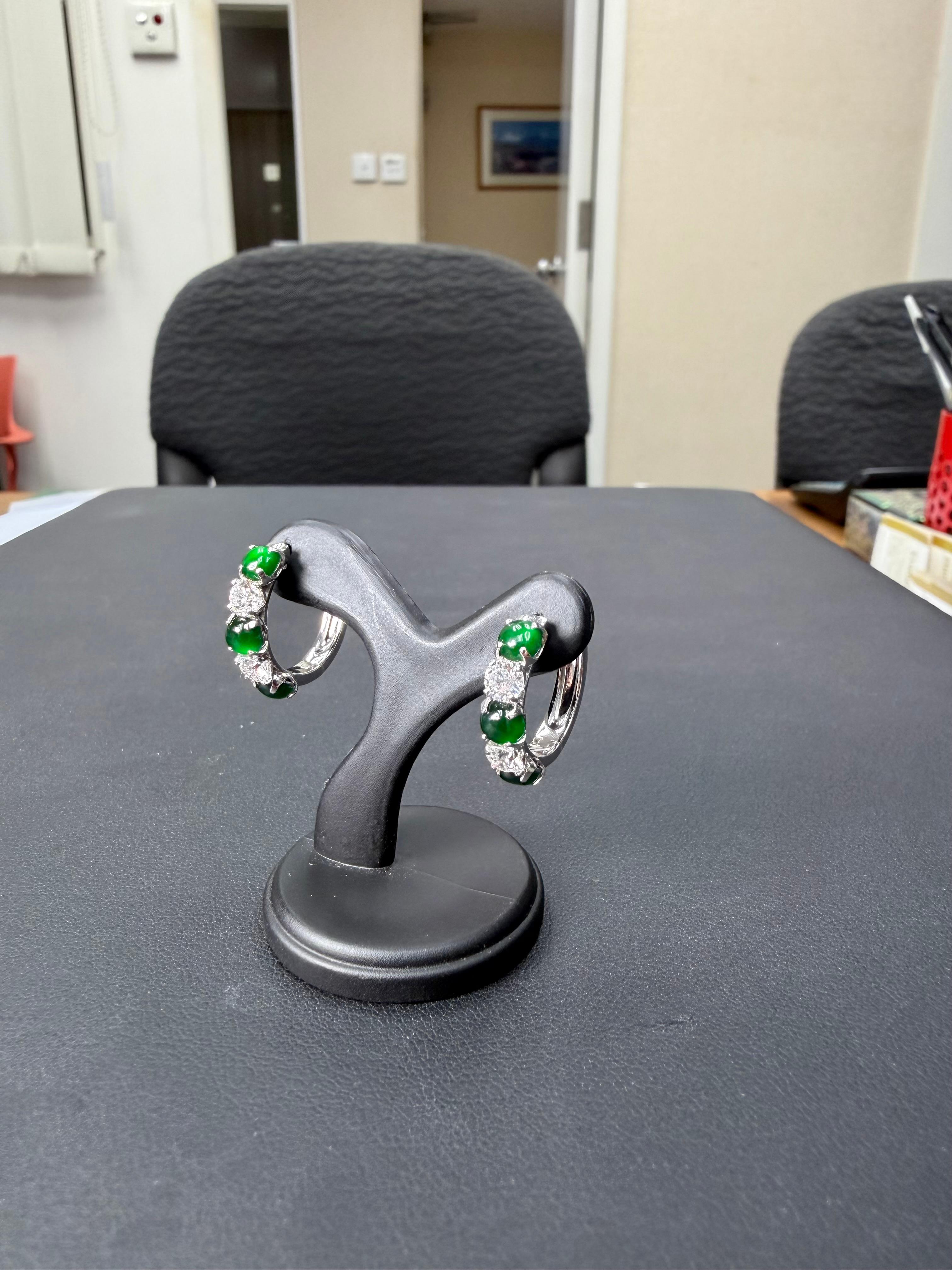 Boucles d'oreilles à charnière certifiées en jade impérial et diamants Vert impérial. Éclat suprême ! Pour femmes en vente