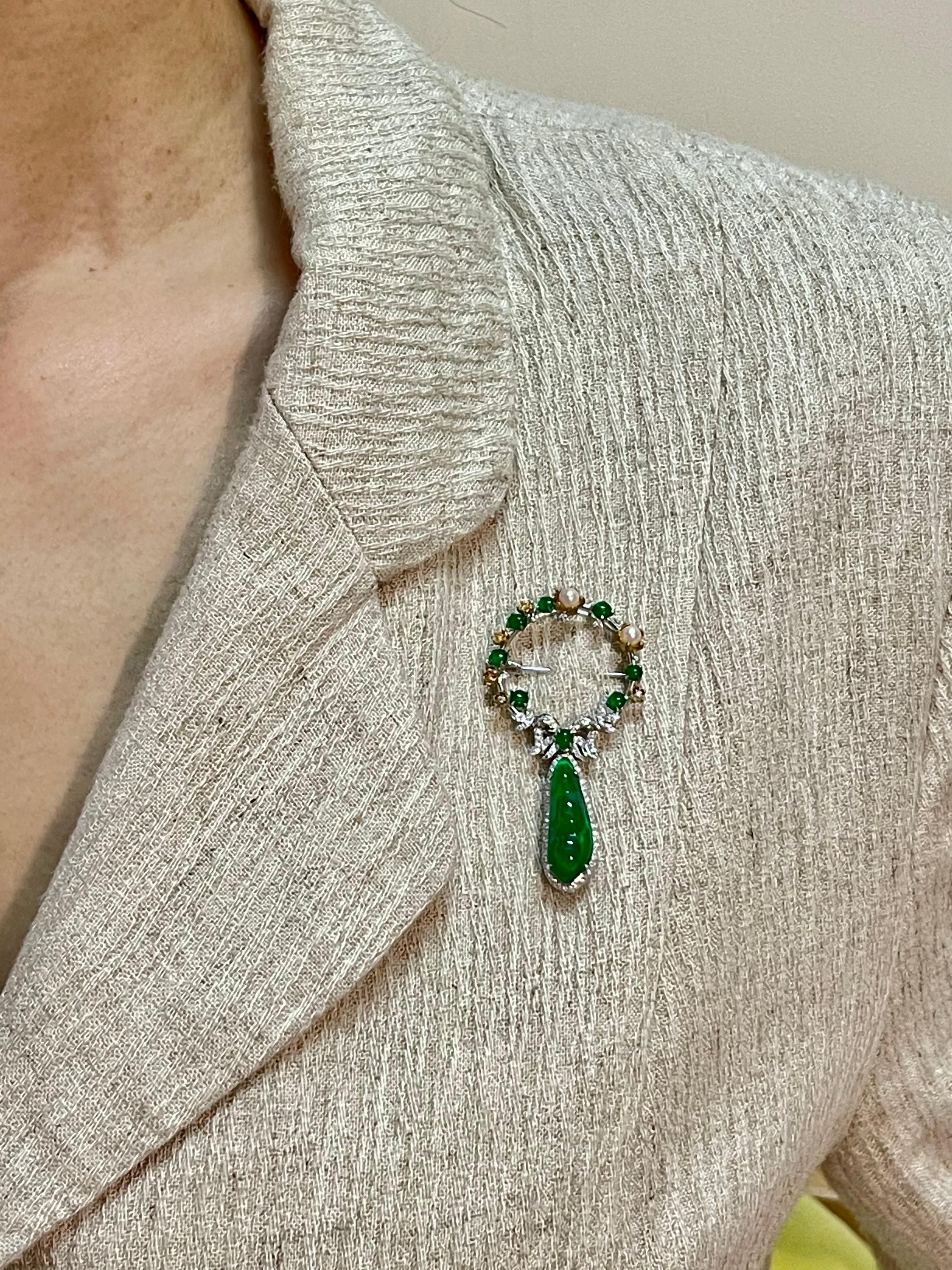 Taglio grezzo Ciondolo / Spilla in giada imperiale certificata, perle e diamanti, da indossare in 5 modi diversi in vendita