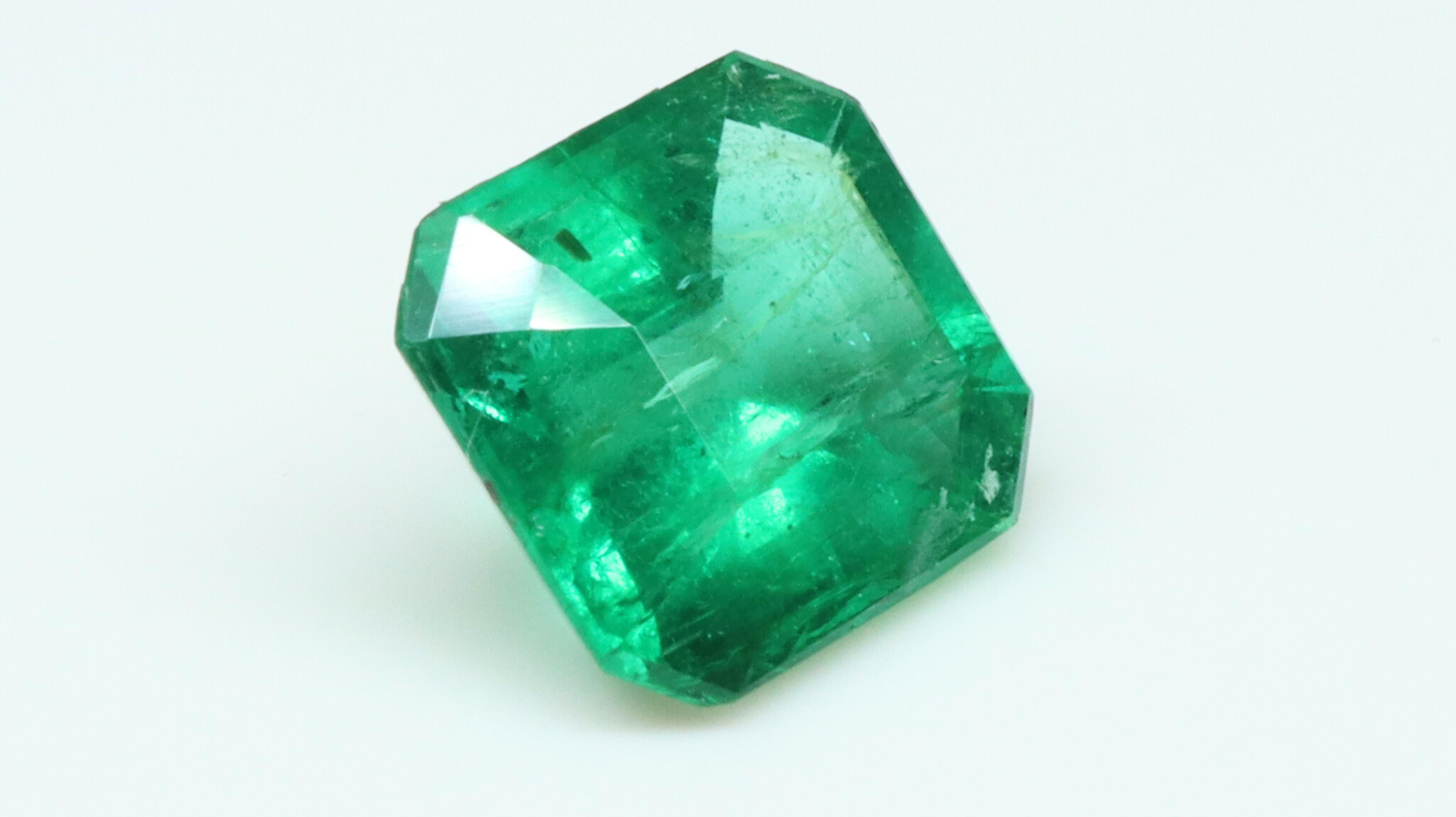 Dieser Smaragd hat einen sehr intensiven Grünton,  mit kräftigen Farbtönen und verteilten Farben. Einschlüsse sind leicht im Ton und Stein ist schön.

Smaragde sind von Natur aus poröse Steine mit oberflächlichen Rissen, und um ihre Klarheit zu